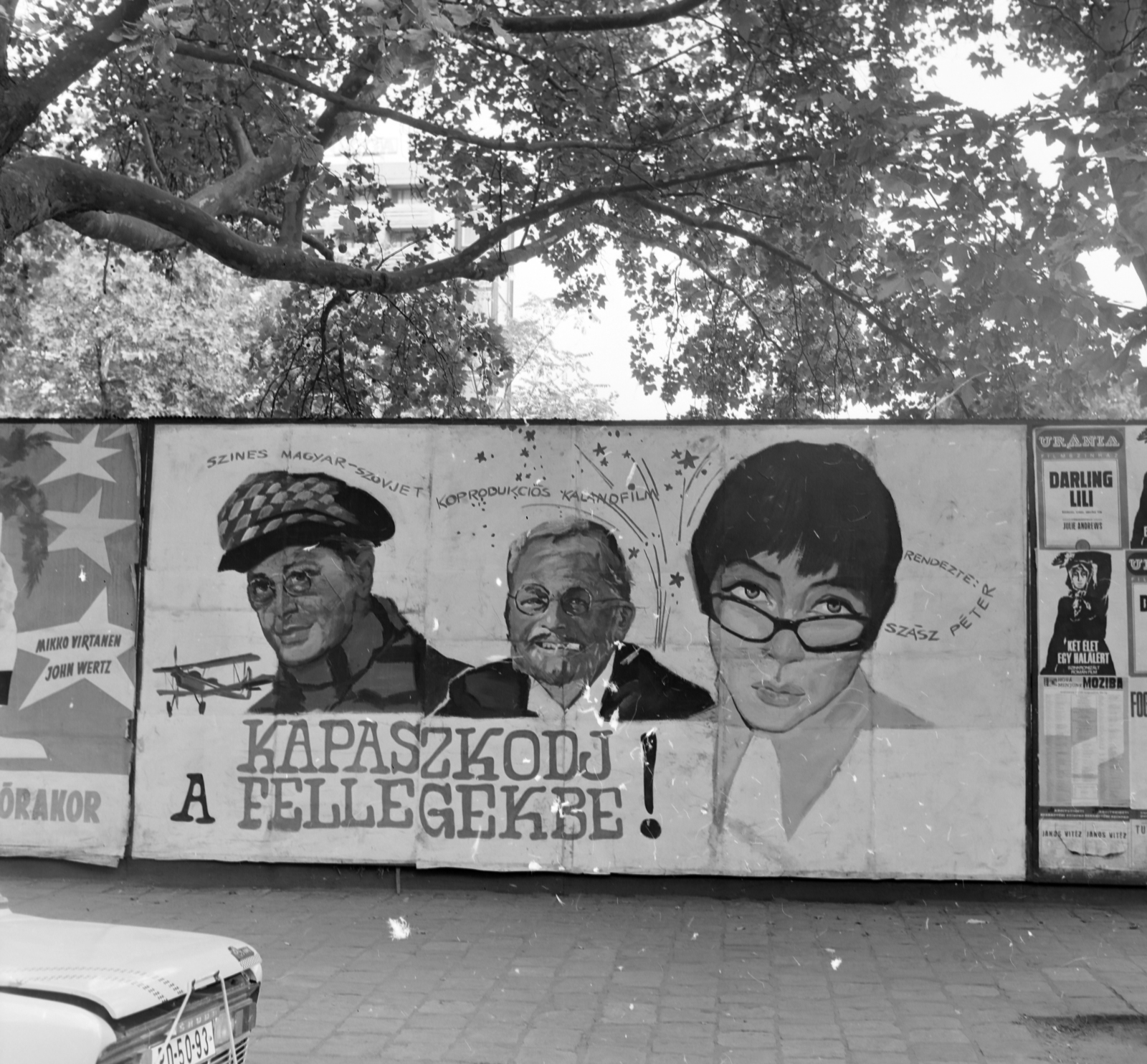 Hungary, Budapest XIII., Váci út - Dózsa György út sarok a Fővárosi Vízművek építési területe. A palánkon a Fővárosi Moziüzemi Vállalat (FŐMO) által forgalmazott film plakátja. Távolabb a háttérben a Volga szállót építik., 1971, FŐFOTÓ, Budapest, Fortepan #214206