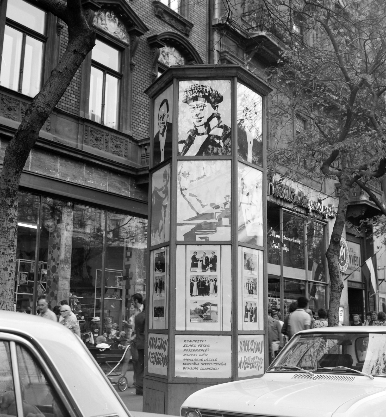 Hungary, Budapest VII., Erzsébet (Lenin) körút, a 24-es számú ház előtt a Fővárosi Moziüzemi Vállalat (FŐMO) által forgalmazott film hirdetése., 1970, FŐFOTÓ, Budapest, Fortepan #214209