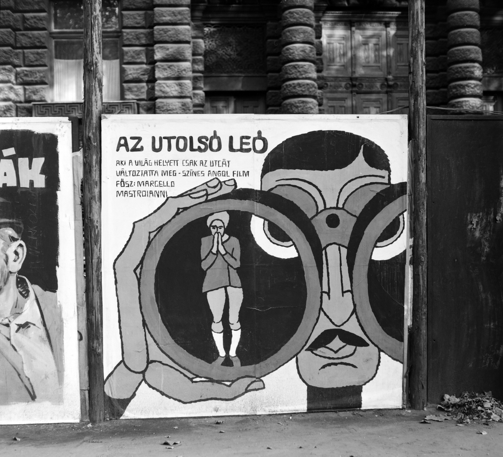 Hungary, Budapest VI., Andrássy út (Népköztársaság útja) 69-71., a felvétel a Magyar Képzőművészeti Egyetem és az Állami Bábszínház épületének rekonstrukciója idején készült. A palánkon a Fővárosi Moziüzemi Vállalat (FŐMO) által forgalmazott film plakátja., 1970, FŐFOTÓ, Budapest, Fortepan #214226