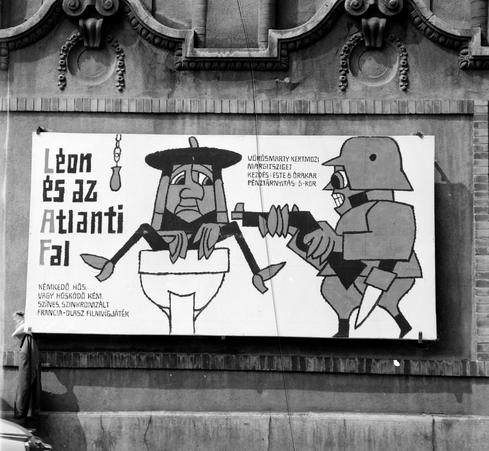Hungary, Budapest VI., a Westend-ház oldal homlokzata a Nyugati (Marx) téri bejárat mellett. A Fővárosi Moziüzemi Vállalat (FŐMO) által forgalmazott film plakátja., 1970, FŐFOTÓ, Budapest, Fortepan #214228