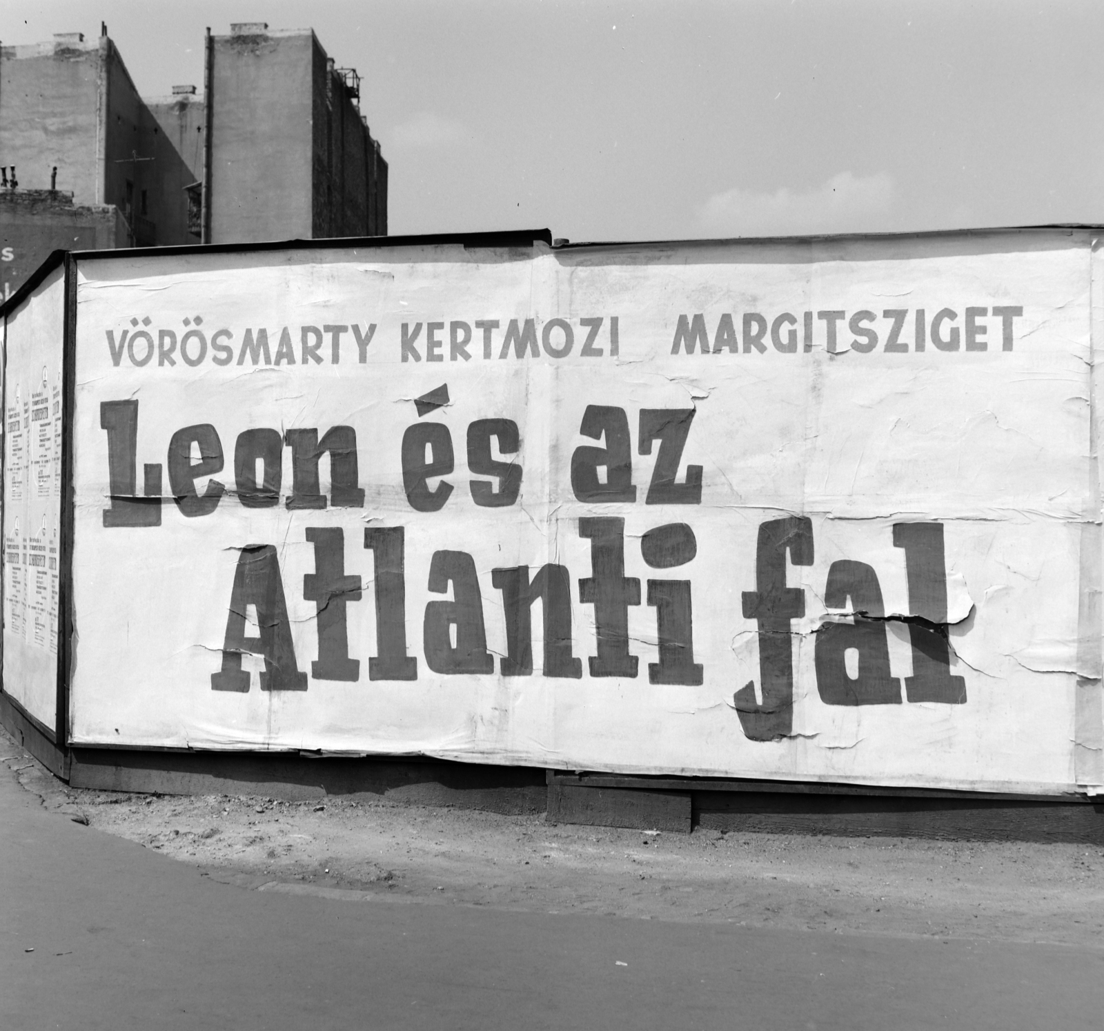 Magyarország, Budapest II., Margit körút (Mártírok útja), előtérben a Retek utca és a Lövőház utca közötti metróépítési terület kerítése. A Fővárosi Moziüzemi Vállalat (FŐMO) által forgalmazott film plakátja., 1970, FŐFOTÓ, Budapest, Fortepan #214229