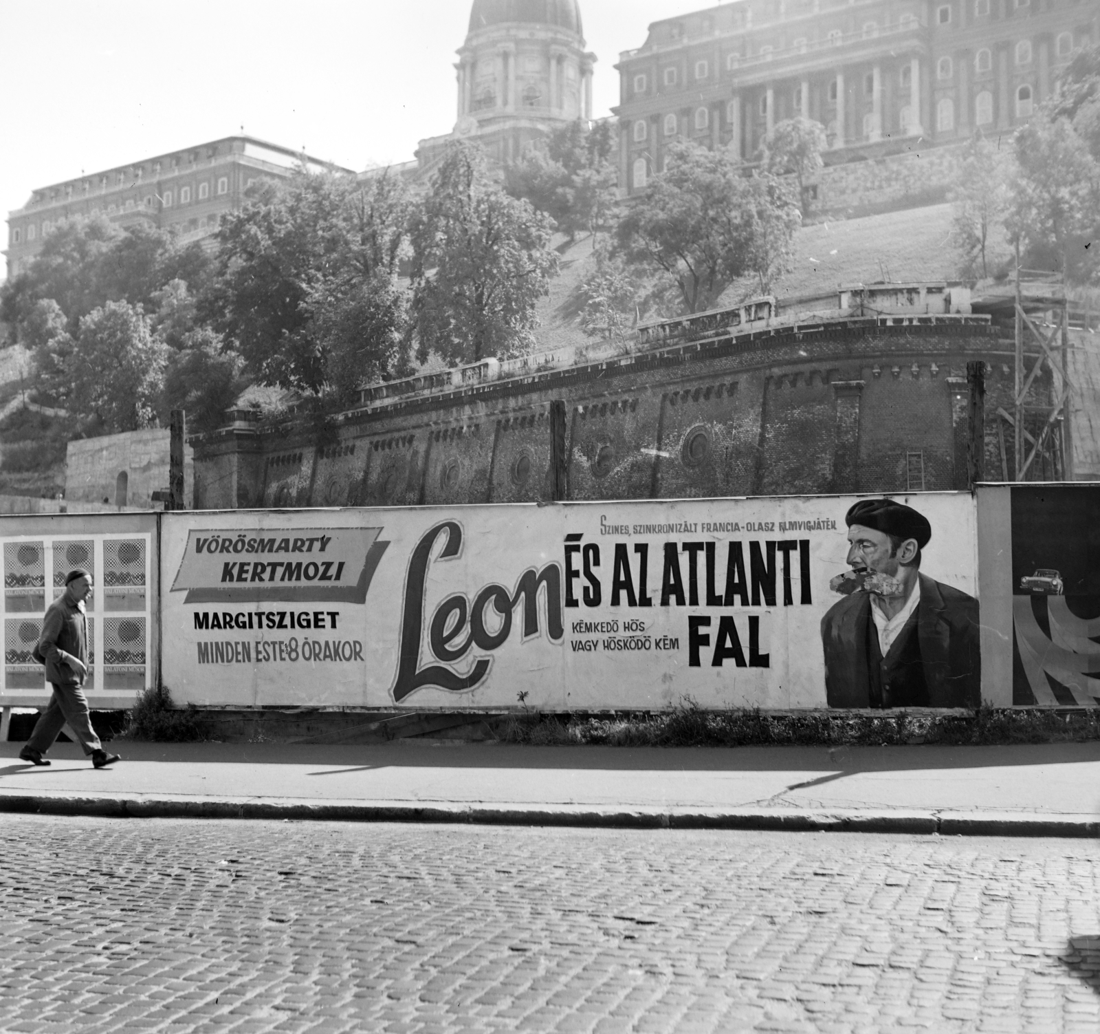 Hungary, Budapest I., Clark Ádám tér, az Alagút előtt. A palánkon a Fővárosi Moziüzemi Vállalat (FŐMO) által forgalmazott film plakátja., 1970, FŐFOTÓ, Budapest, Fortepan #214230