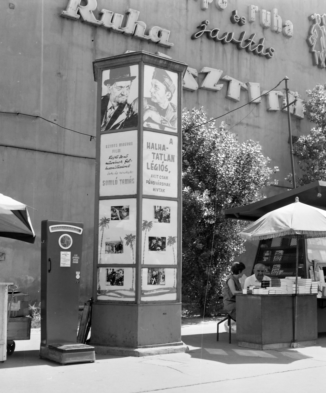 Magyarország, Budapest VIII., Kálvin tér, tűzfal a Múzeum utca és a Baross utca között, előtte a Fővárosi Moziüzemi Vállalat (FŐMO) által forgalmazott film hirdetése., 1970, FŐFOTÓ, Budapest, Fortepan #214232