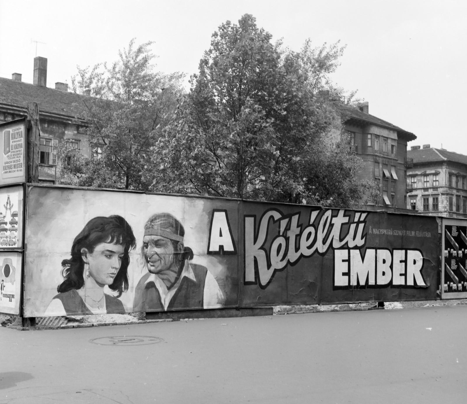 Hungary, Budapest V., az ekkor névtelen, ma Podmaniczky Frigyes tér, a Bajcsy-Zsilinszky útról nézve, a metró építkezési területe. A palánkon a Fővárosi Moziüzemi Vállalat (FŐMO) által forgalmazott film plakátja., 1970, FŐFOTÓ, Budapest, Fortepan #214234