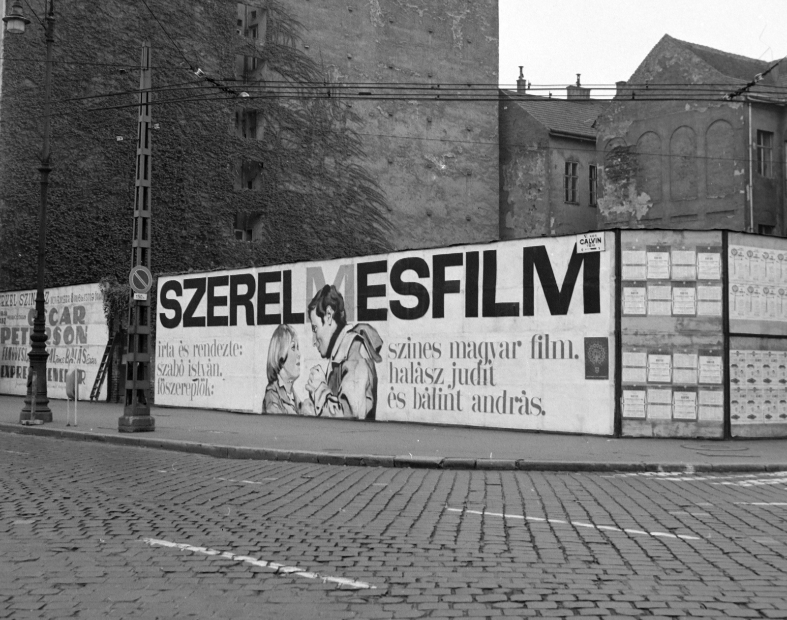 Hungary, Budapest V., Kálvin tér, a Fővárosi Moziüzemi Vállalat (FŐMO) által forgalmazott film plakátja, jobbra a Kecskeméti utca torkolata., 1970, FŐFOTÓ, Budapest, Fortepan #214236