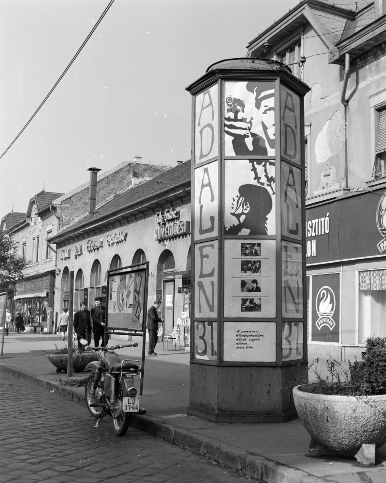 Hungary, Budapest IV., Árpád út, a Fővárosi Moziüzemi Vállalat (FÖMO) által forgalmazott film hirdetése a 68-as számú ház előtt. Balra az Ady Endre Művelődési Ház., 1970, FŐFOTÓ, Budapest, Fortepan #214238