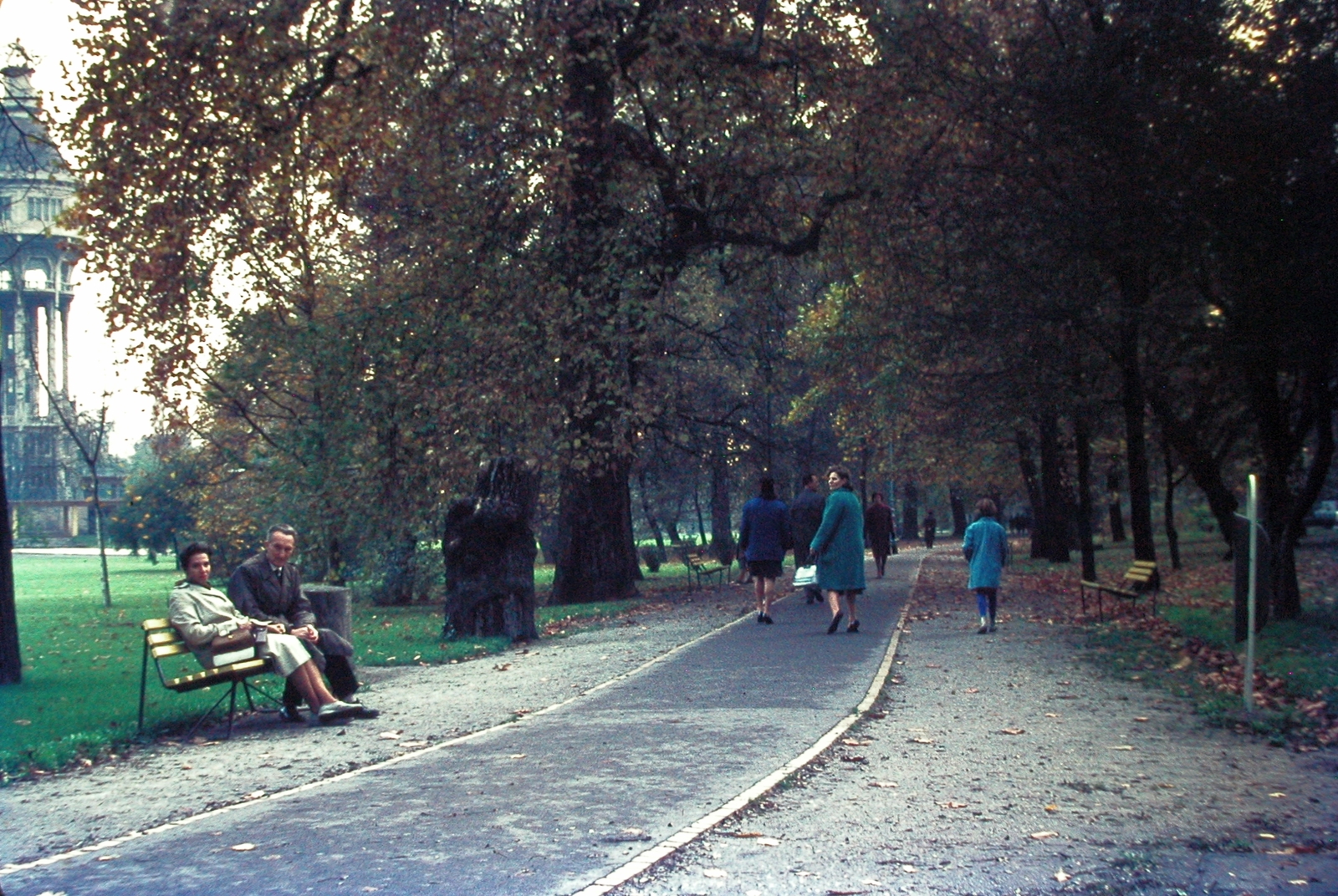 Hungary, Margit Islands, Budapest, 1977, Fortepan, street furniture, colorful, autumn, Secession, water tower, man, woman, bench, double portrait, Art Nouveau architecture, Rezső Vilmos Ray-design, Szilárd Zielinski-design, Szentendre type bench, Fortepan #21424