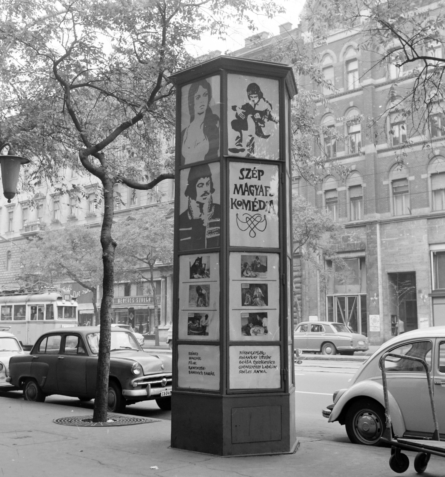 Hungary, Budapest VII., Erzsébet (Lenin) körút a Wesselényi utca felé nézve, előtérben a Fővárosi Moziüzemi Vállalat (FŐMO) által forgalmazott film hirdetése., 1970, FŐFOTÓ, Budapest, Volkswagen Beetle, Fortepan #214240