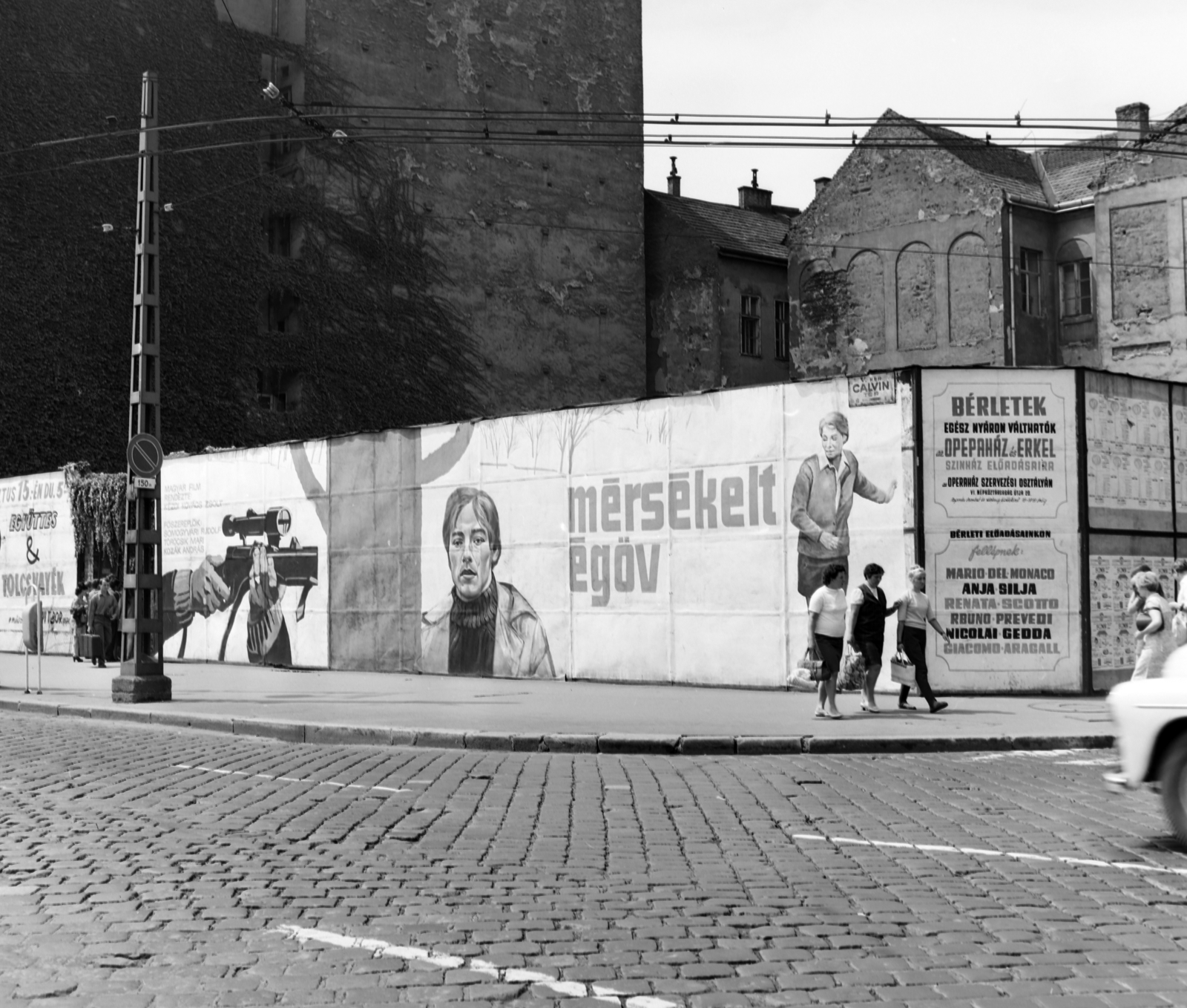 Magyarország, Budapest V., Kálvin tér, a Fővárosi Moziüzemi Vállalat (FŐMO) által forgalmazott film plakátja, jobbra a Kecskeméti utca torkolata., 1970, FŐFOTÓ, Budapest, Fortepan #214243