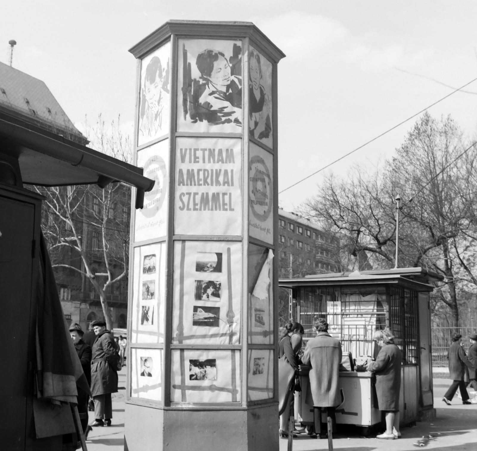 Hungary, Budapest VIII.,Budapest V., Kálvin tér a Múzeum utca és a Baross utca közötti tűzfal előtt. A Fővárosi Moziüzemi Vállalat (FŐMO) által forgalmazott film hirdetése mögött a Múzeum körút., 1970, FŐFOTÓ, Budapest, Fortepan #214250