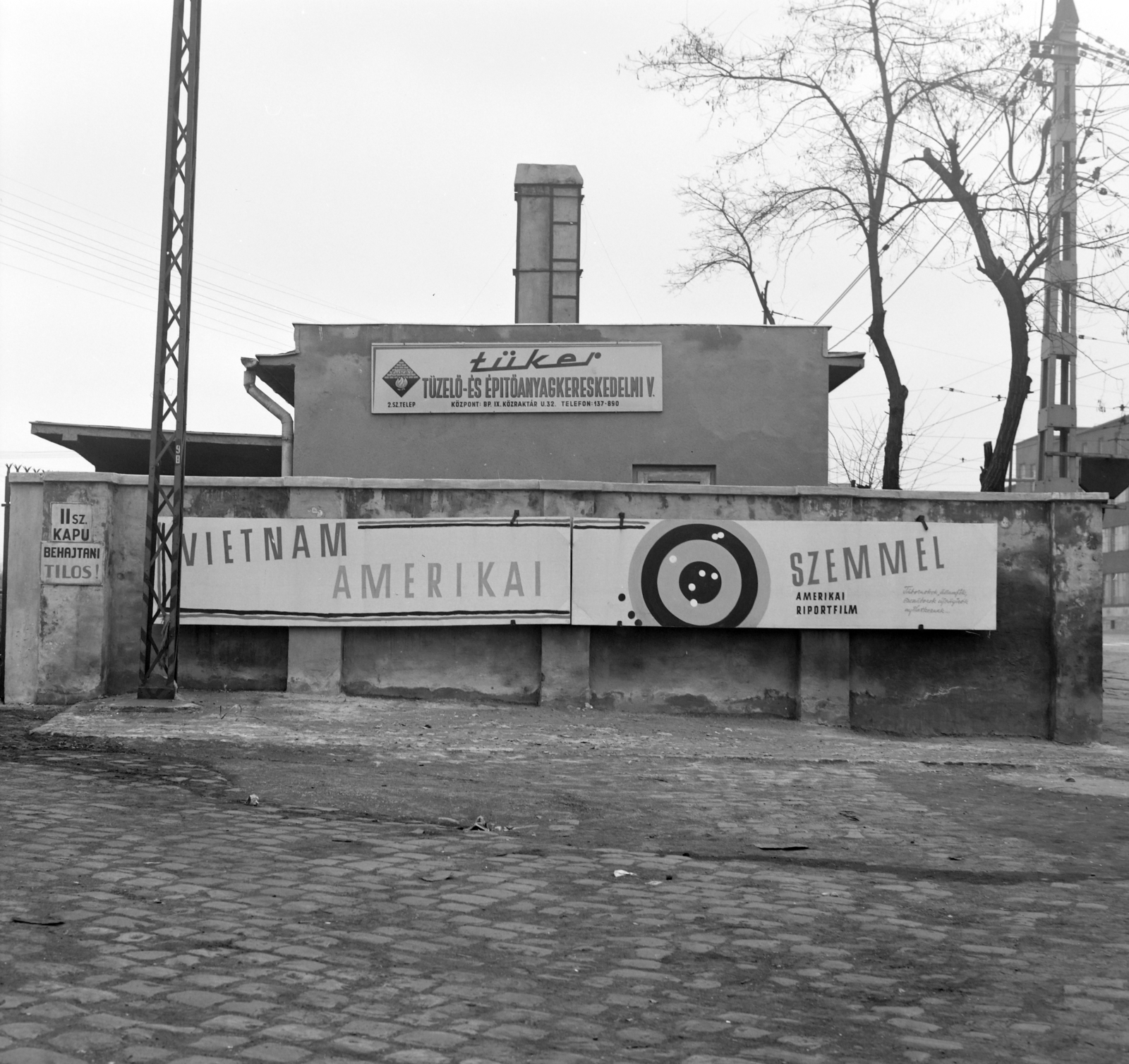 Hungary, Budapest VIII., a Józsefvárosi pályaudvar II. számú kapuja, jobbra a Kőbányai út. A Fővárosi Moziüzemi Vállalat (FŐMO) által forgalmazott film plakátja., 1970, FŐFOTÓ, Budapest, Fortepan #214253