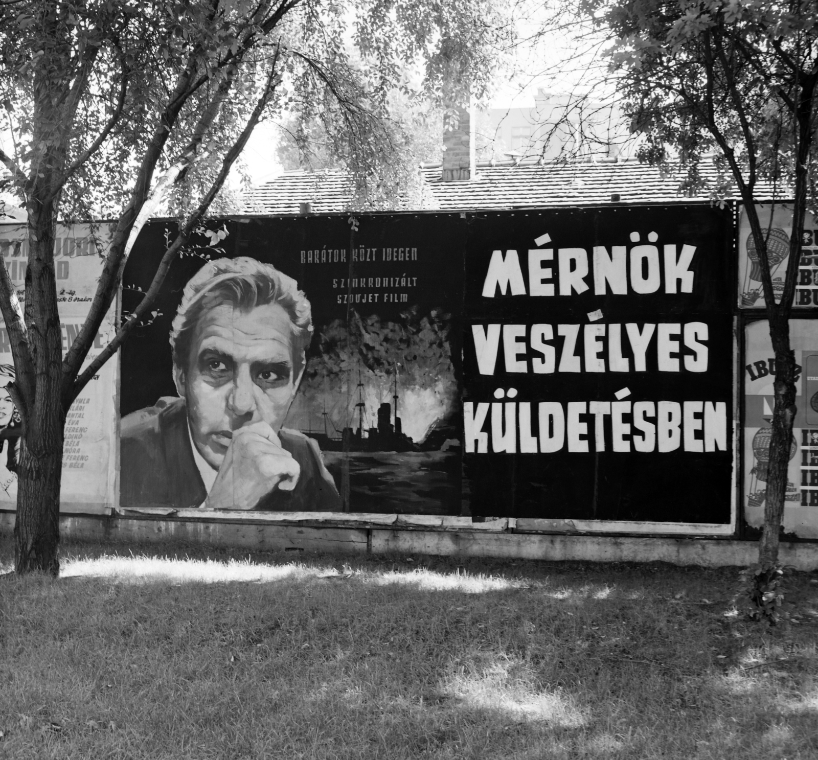 Hungary, Budapest VIII., a Múzeum körút az Astoria kereszteződés közelében, a palánk mögött a metróépítés területe. A Fővárosi Moziüzemi Vállalat (FŐMO) által forgalmazott film plakátja., 1970, FŐFOTÓ, Budapest, Fortepan #214259