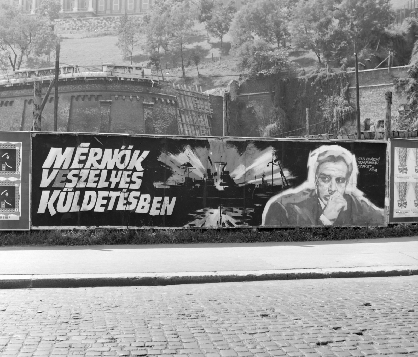 Hungary, Budapest I., Clark Ádám tér, az Alagút előtt. A palánkon a Fővárosi Moziüzemi Vállalat (FŐMO) által forgalmazott film plakátja., 1970, FŐFOTÓ, Budapest, Fortepan #214264