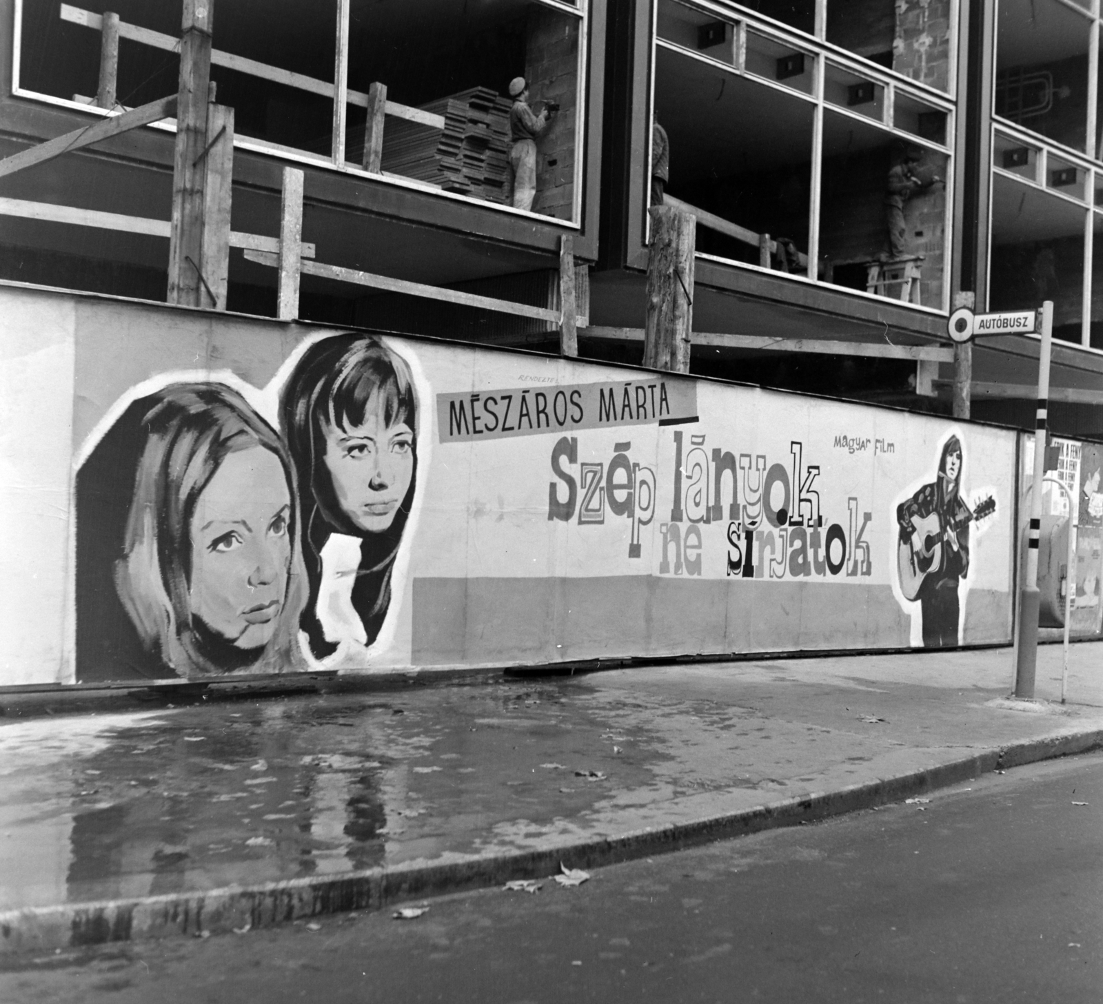 Hungary, Budapest V., Vörösmarty tér, az épülő ORI (Országos Rendező Iroda) székház előtti palánkon a Fővárosi Moziüzemi Vállalat (FŐMO) által forgalmazott film plakátja., 1970, FŐFOTÓ, Budapest, Fortepan #214278