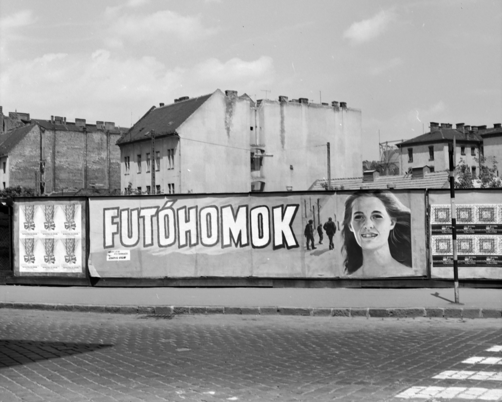 Magyarország, Budapest II., a Retek utca és a Lövőház utca közötti metróépítési terület kerítése a Margit körútnál (Mártírok útjánál). A Fővárosi Moziüzemi Vállalat (FŐMO) által forgalmazott film plakátja. Háttérben jobbra a Margit körúti egykori fogház épülete., 1970, FŐFOTÓ, Budapest, plakát, moziműsor, Fortepan #214279