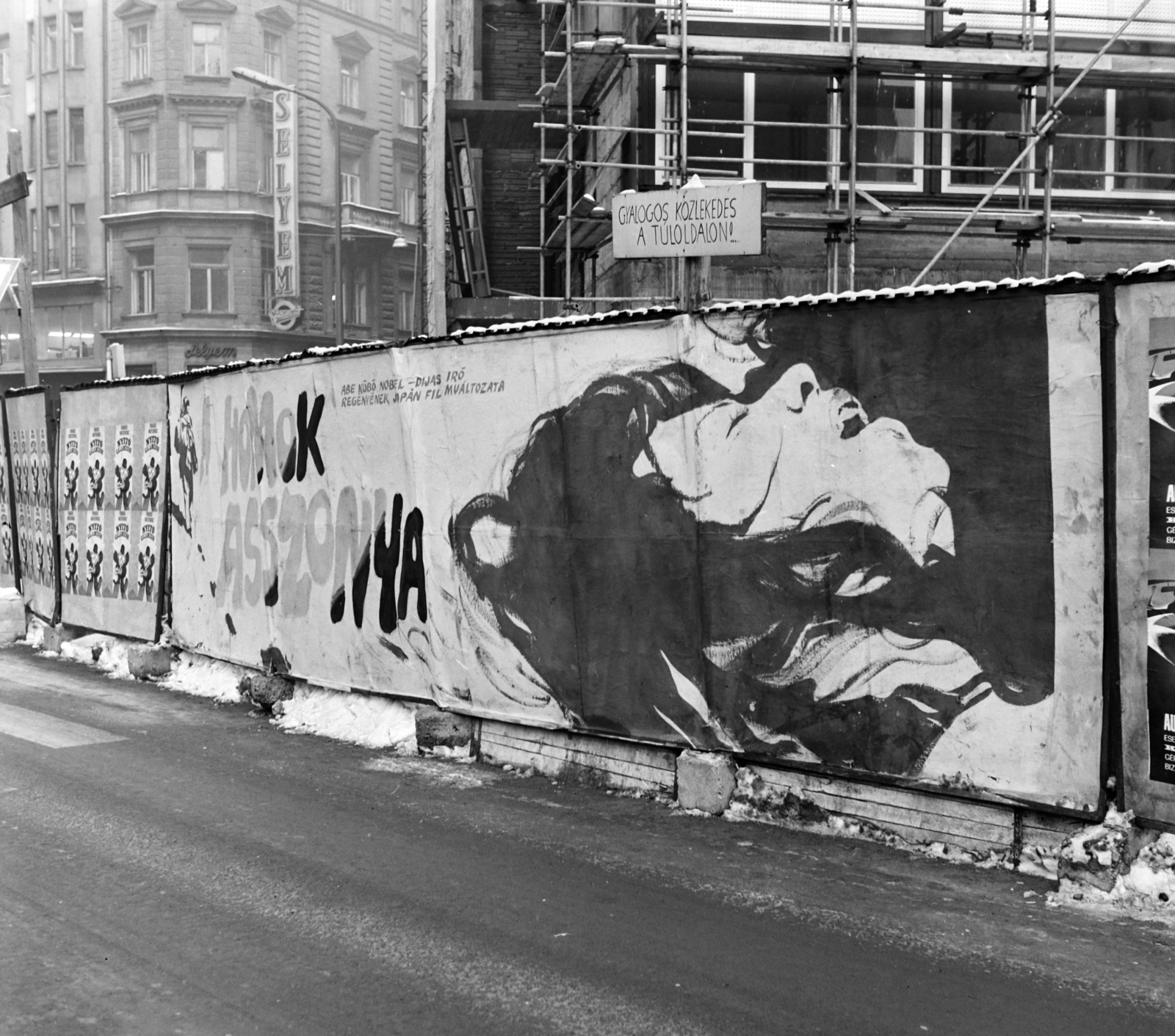 Hungary, Budapest V., Szervita (Martinelli) tér, a parkoló- és irodaház építkezése, háttérben a Kristóf tér - Bécsi utca sarkán álló ház látszik. A palánkon a Fővárosi Moziüzemi Vállalat (FŐMO) által forgalmazott film plakátja., 1971, FŐFOTÓ, Budapest, Fortepan #214282