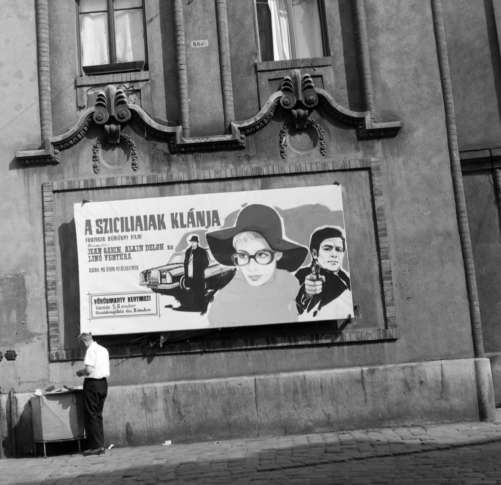 Hungary, Budapest VI., a Westend-ház oldal homlokzata a Nyugati (Marx) téri bejárat mellett. A Fővárosi Moziüzemi Vállalat (FŐMO) által forgalmazott film plakátja., 1970, FŐFOTÓ, Budapest, Fortepan #214285