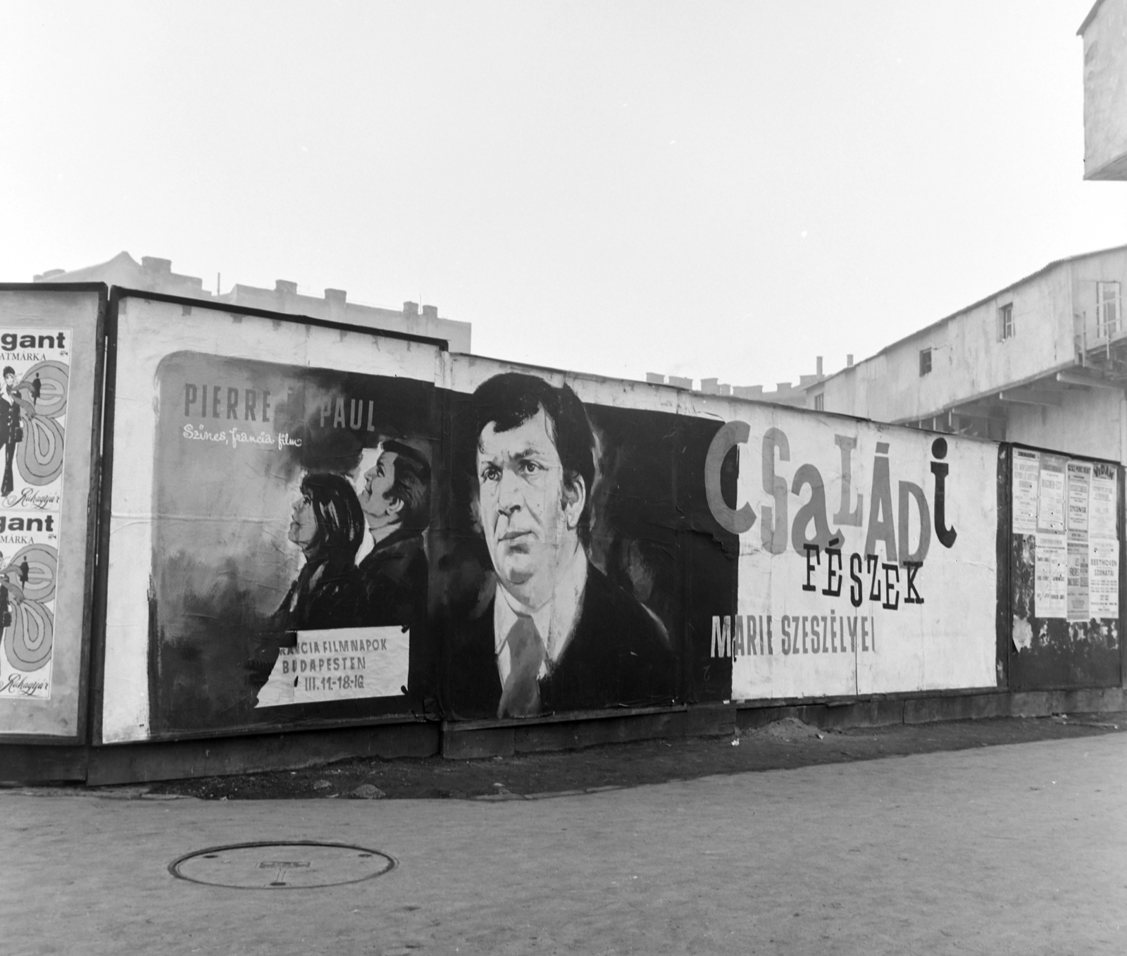 Hungary, Budapest II., Margit körút (Mártírok útja), előtérben a Retek utca és a Lövőház utca közötti metróépítési terület kerítése. A Fővárosi Moziüzemi Vállalat (FŐMO) által forgalmazott film plakátja. Háttérben középen a Margit körúti egykori fogház épülete, jobbra a Lövőház utca sarkán a metróépítés felvonótornya., 1970, FŐFOTÓ, Budapest, Fortepan #214292