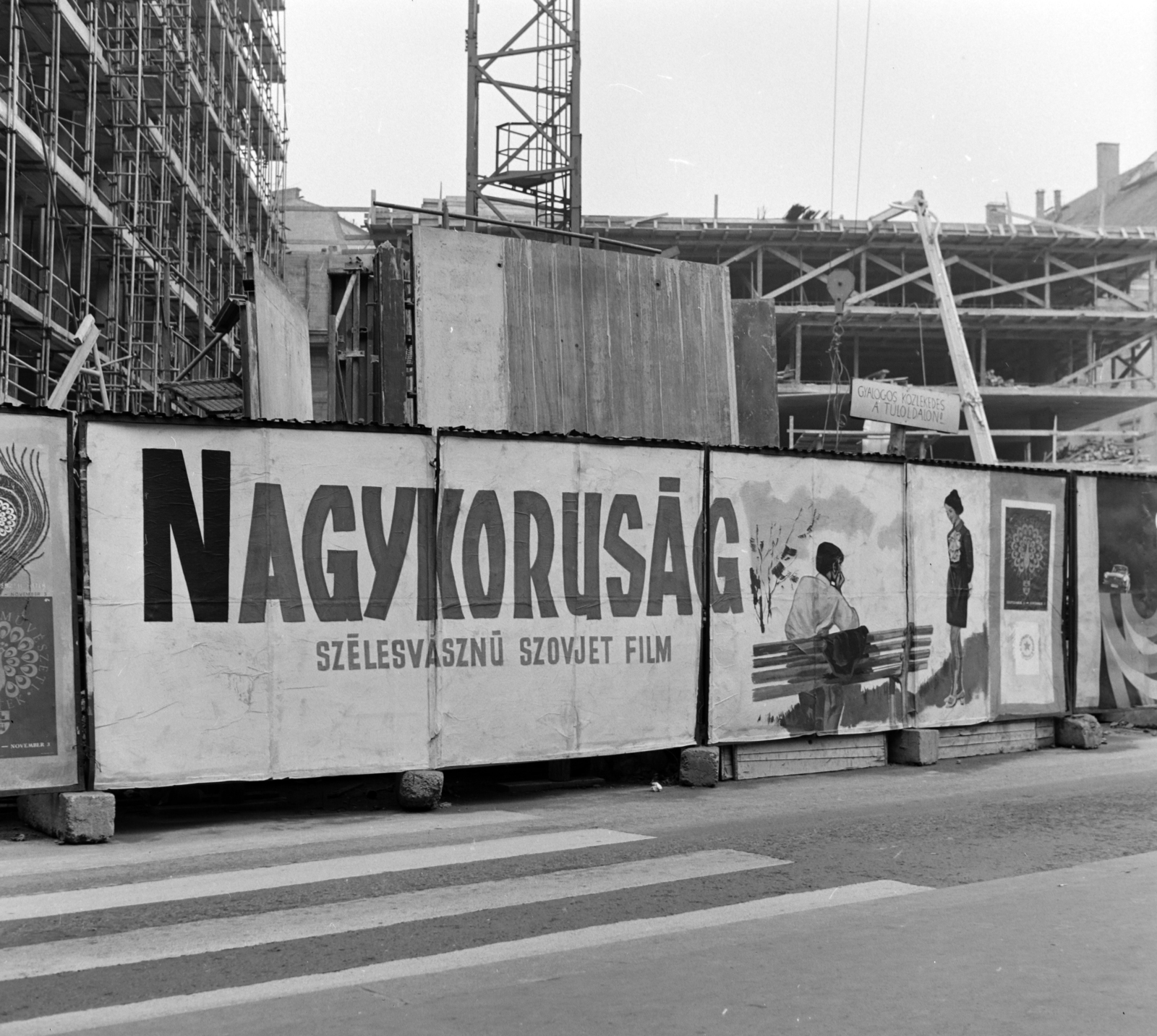 Hungary, Budapest V., Szervita (Martinelli) tér, a parkoló- és irodaház építkezése. A palánkon a Fővárosi Moziüzemi Vállalat (FŐMO) által forgalmazott film plakátja., 1970, FŐFOTÓ, Budapest, Fortepan #214296