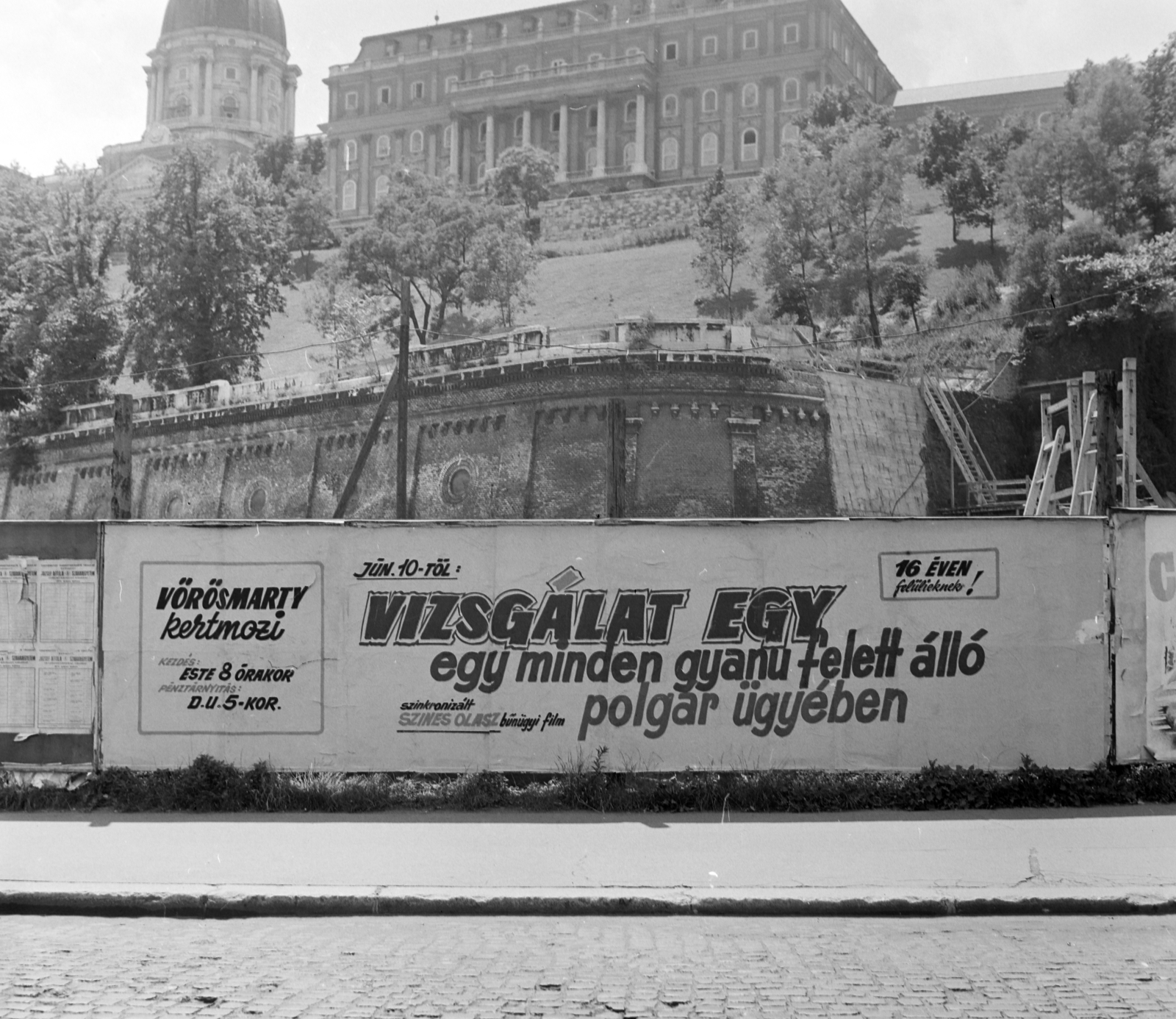 Hungary, Budapest I., Clark Ádám tér, az Alagút előtt. A palánkon a Fővárosi Moziüzemi Vállalat (FŐMO) által forgalmazott film plakátja., 1970, FŐFOTÓ, Budapest, Fortepan #214298
