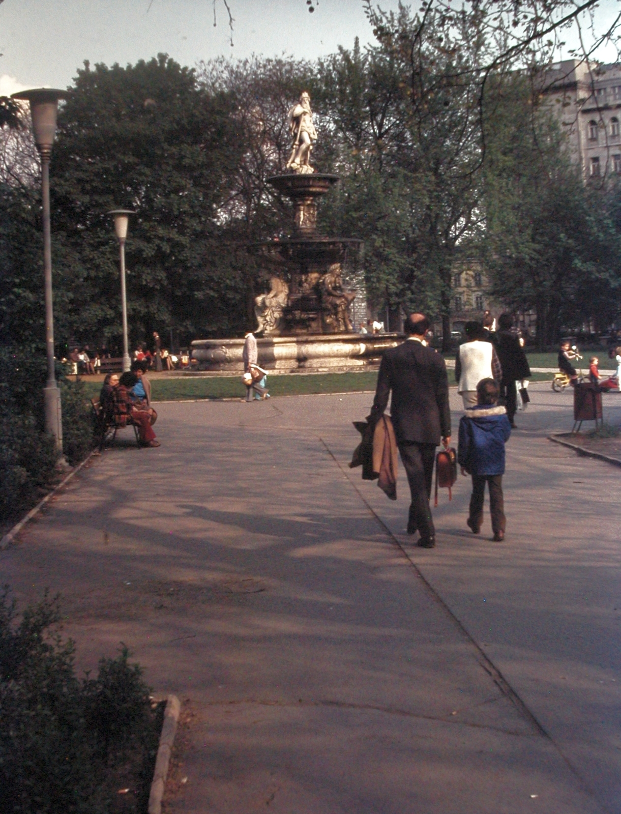 Hungary, Budapest V., Erzsébet (Engels) tér, Danubius-kút., 1976, Fortepan, colorful, fountain, light, Budapest, Fortepan #21430