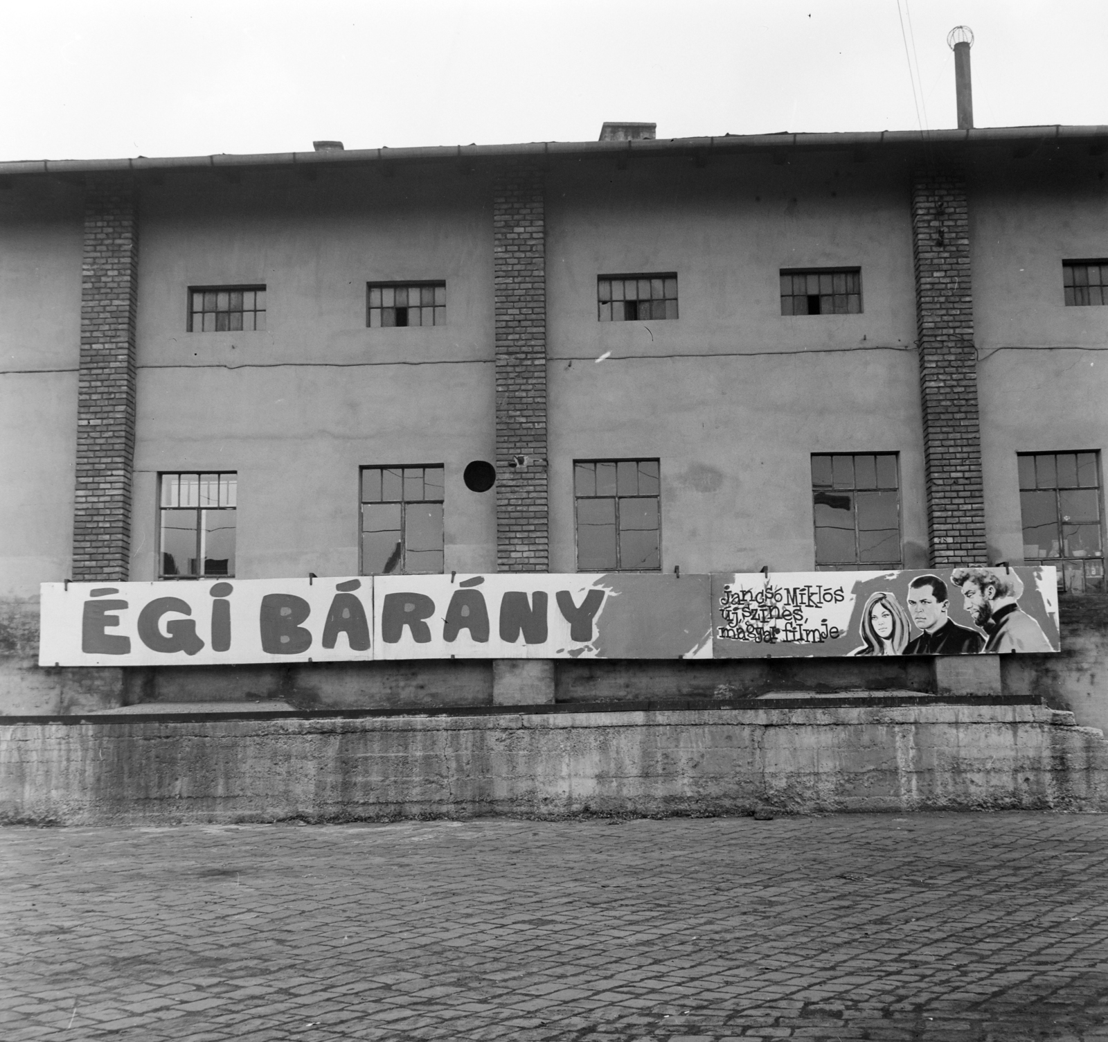 Hungary, Budapest VIII., Orczy tér, Józsefvárosi pályaudvar. A Fővárosi Moziüzemi Vállalat (FŐMO) által forgalmazott film plakátja., 1970, FŐFOTÓ, Budapest, movie poster, Fortepan #214301