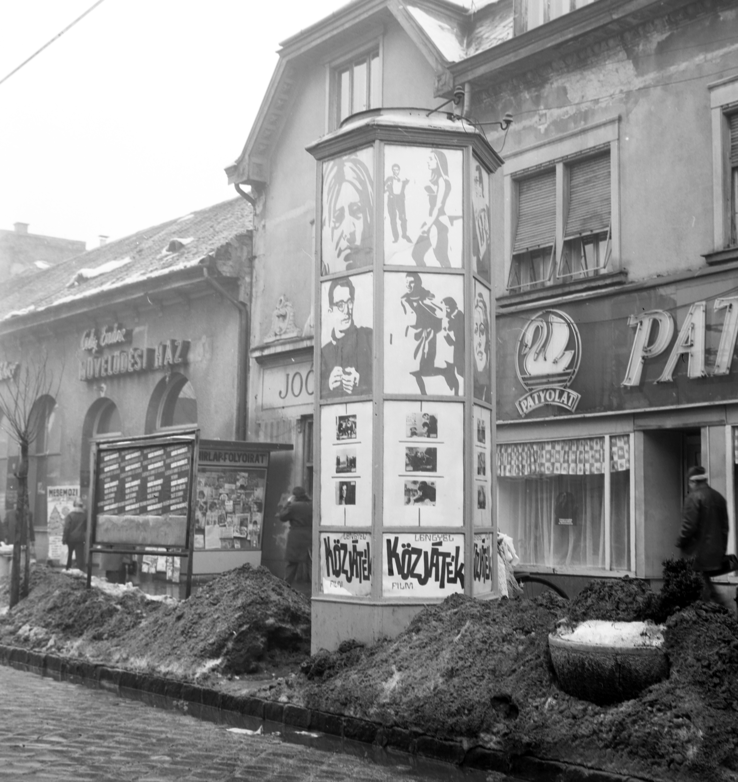 Hungary, Budapest IV., Árpád út, a Fővárosi Moziüzemi Vállalat (FÖMO) által forgalmazott film hirdetése a 68-as számú ház előtt. Balra az Ady Endre Művelődési Ház., 1970, FŐFOTÓ, Budapest, Fortepan #214304