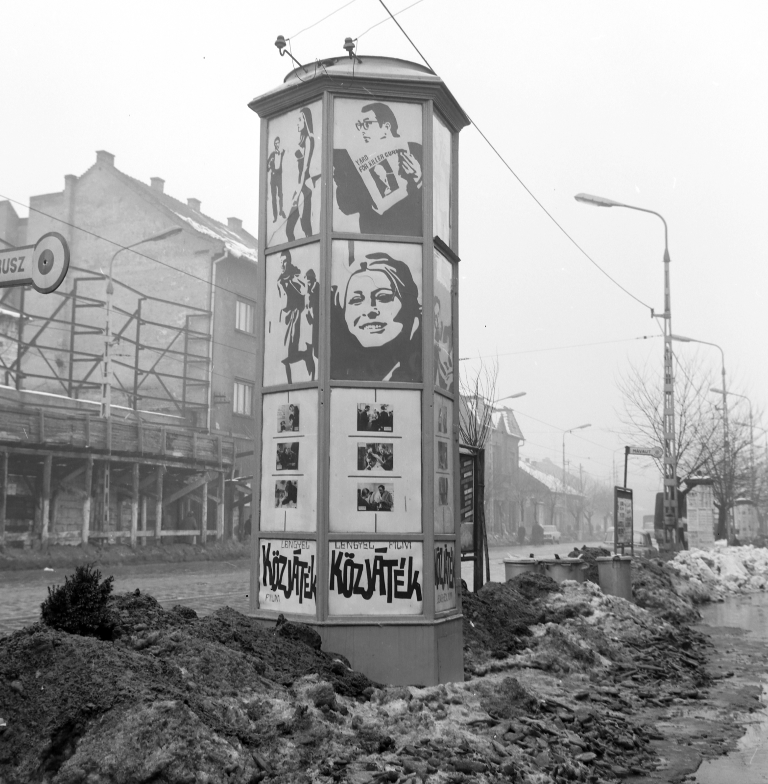 Hungary, Budapest IV., Árpád út, a Fővárosi Moziüzemi Vállalat (FÖMO) által forgalmazott film hirdetése. A túloldalon balra az Alkotmány mozi., 1970, FŐFOTÓ, Budapest, Fortepan #214305