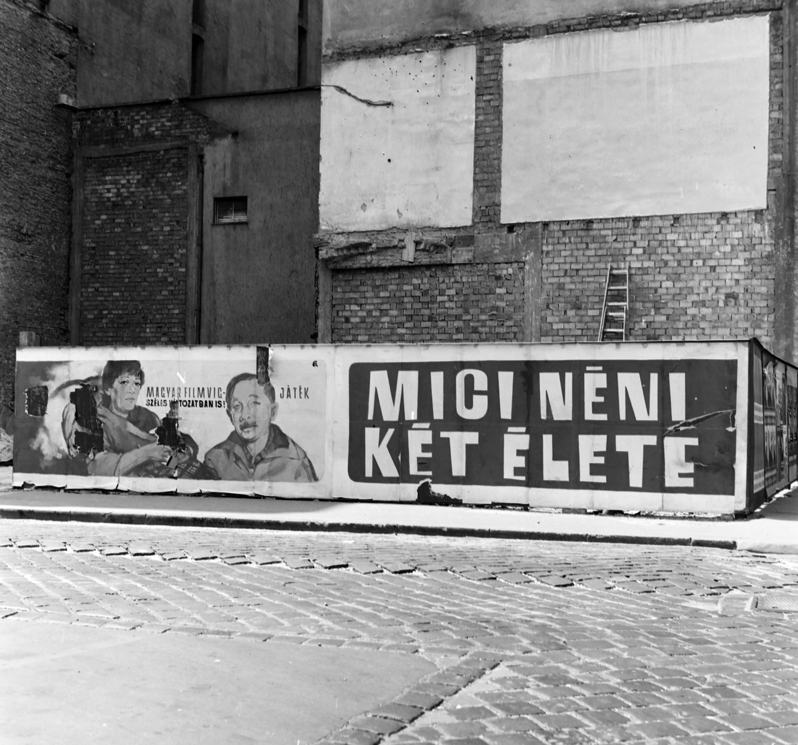 Magyarország, Budapest VI., Jókai tér, jobbra a Jókai utca, szemben a palánkon a Fővárosi Moziüzemi Vállalat (FŐMO) által forgalmazott film plakátja., 1971, FŐFOTÓ, Budapest, Fortepan #214308