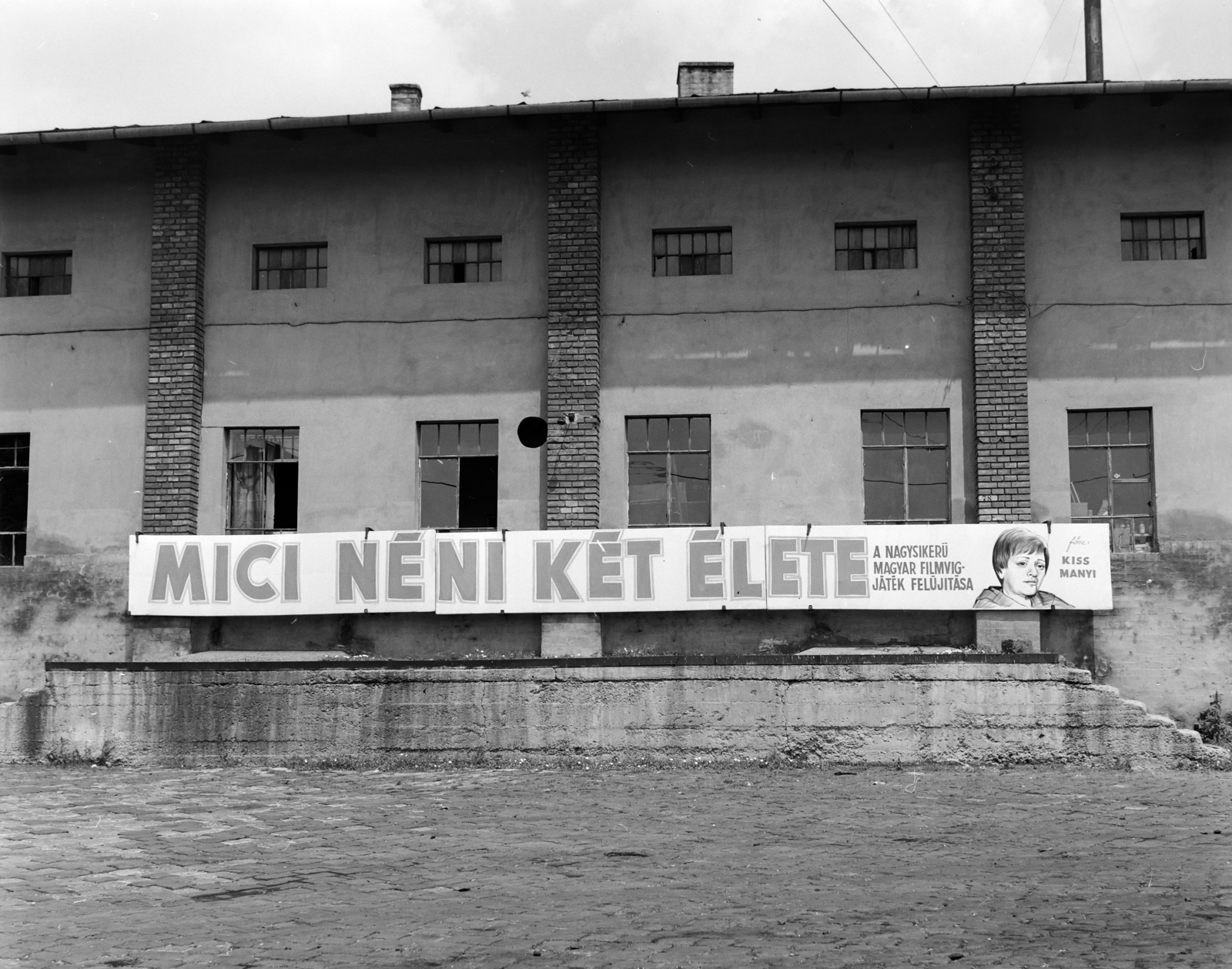 Hungary, Budapest VIII., Orczy tér, Józsefvárosi pályaudvar. A Fővárosi Moziüzemi Vállalat (FŐMO) által forgalmazott film plakátja., 1971, FŐFOTÓ, Budapest, movie poster, Fortepan #214310