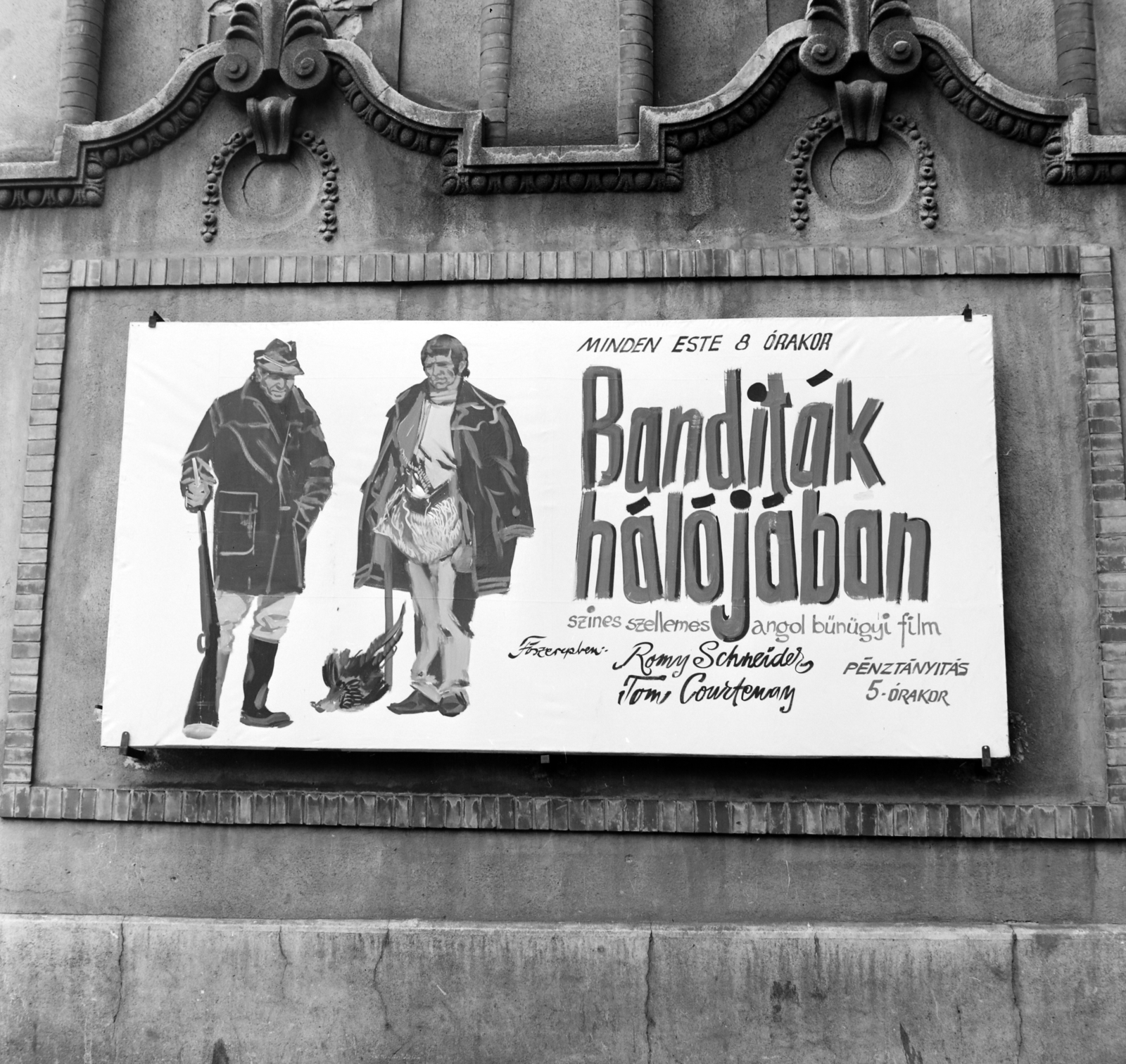 Hungary, Budapest VI., a Westend-ház oldal homlokzata a Nyugati (Marx) téri bejárat mellett. A Fővárosi Moziüzemi Vállalat (FŐMO) által forgalmazott film plakátja., 1970, FŐFOTÓ, Budapest, Fortepan #214312
