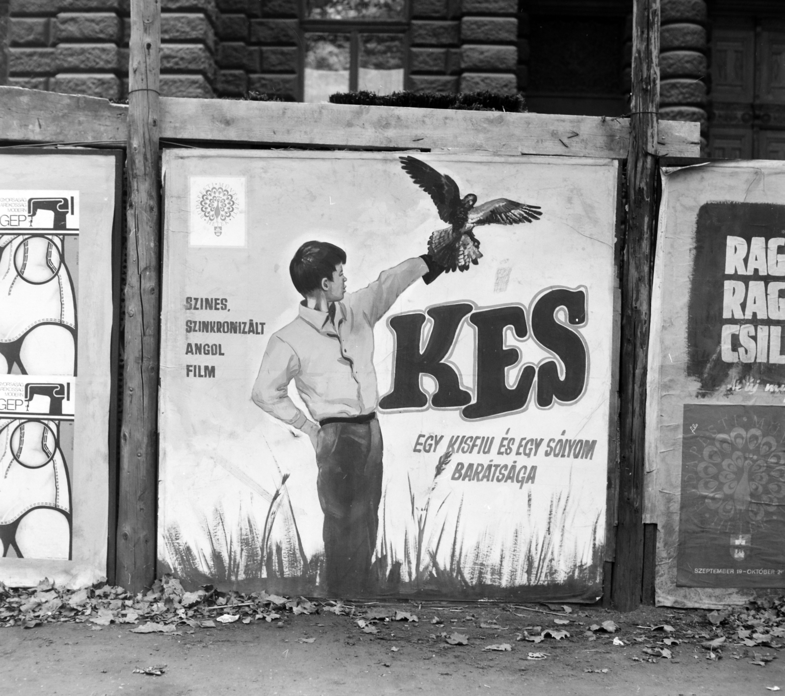 Hungary, Budapest VI., Andrássy út (Népköztársaság útja) 69-71., a felvétel a Magyar Képzőművészeti Egyetem és az Állami Bábszínház épületének rekonstrukciója idején készült. A palánkon a Fővárosi Moziüzemi Vállalat (FŐMO) által forgalmazott film plakátja., 1970, FŐFOTÓ, Budapest, Fortepan #214313