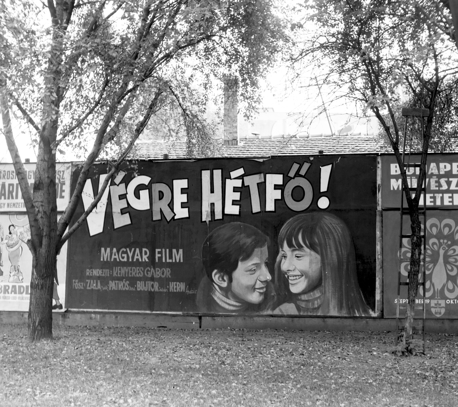 Hungary, Budapest VIII., a Múzeum körút az Astoria kereszteződés közelében, a palánk mögött a metróépítés területe. A Fővárosi Moziüzemi Vállalat (FŐMO) által forgalmazott film plakátja., 1970, FŐFOTÓ, Budapest, Fortepan #214318