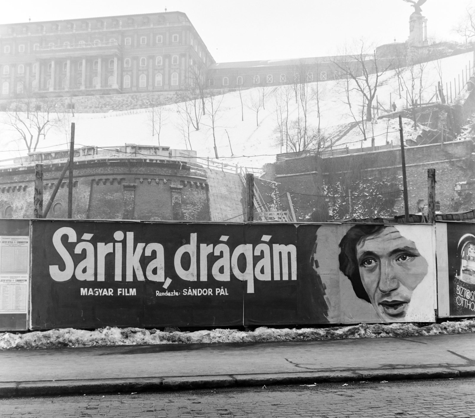 Hungary, Budapest I., Clark Ádám tér az Alagút előtt, háttérben a Budavári Palota (korábban Királyi Palota). A palánkon a Fővárosi Moziüzemi Vállalat (FŐMO) által forgalmazott film plakátja., 1970, FŐFOTÓ, Budapest, Fortepan #214320