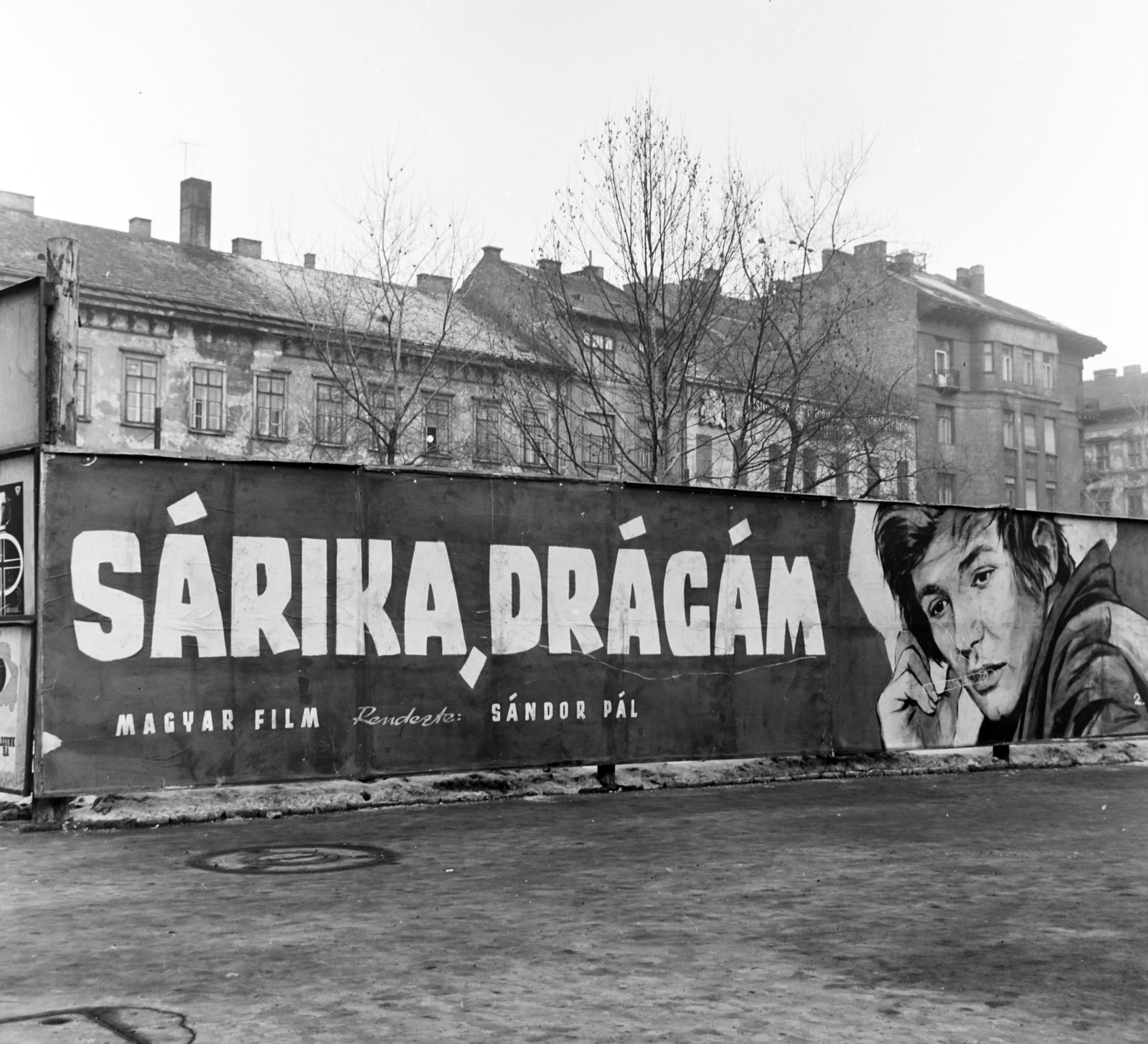 Magyarország, Budapest V., az ekkor névtelen, ma Podmaniczky Frigyes tér, a Bajcsy-Zsilinszky útról nézve, a metró építkezési területe. A palánkon a Fővárosi Moziüzemi Vállalat (FŐMO) által forgalmazott film plakátja., 1970, FŐFOTÓ, Budapest, Fortepan #214321