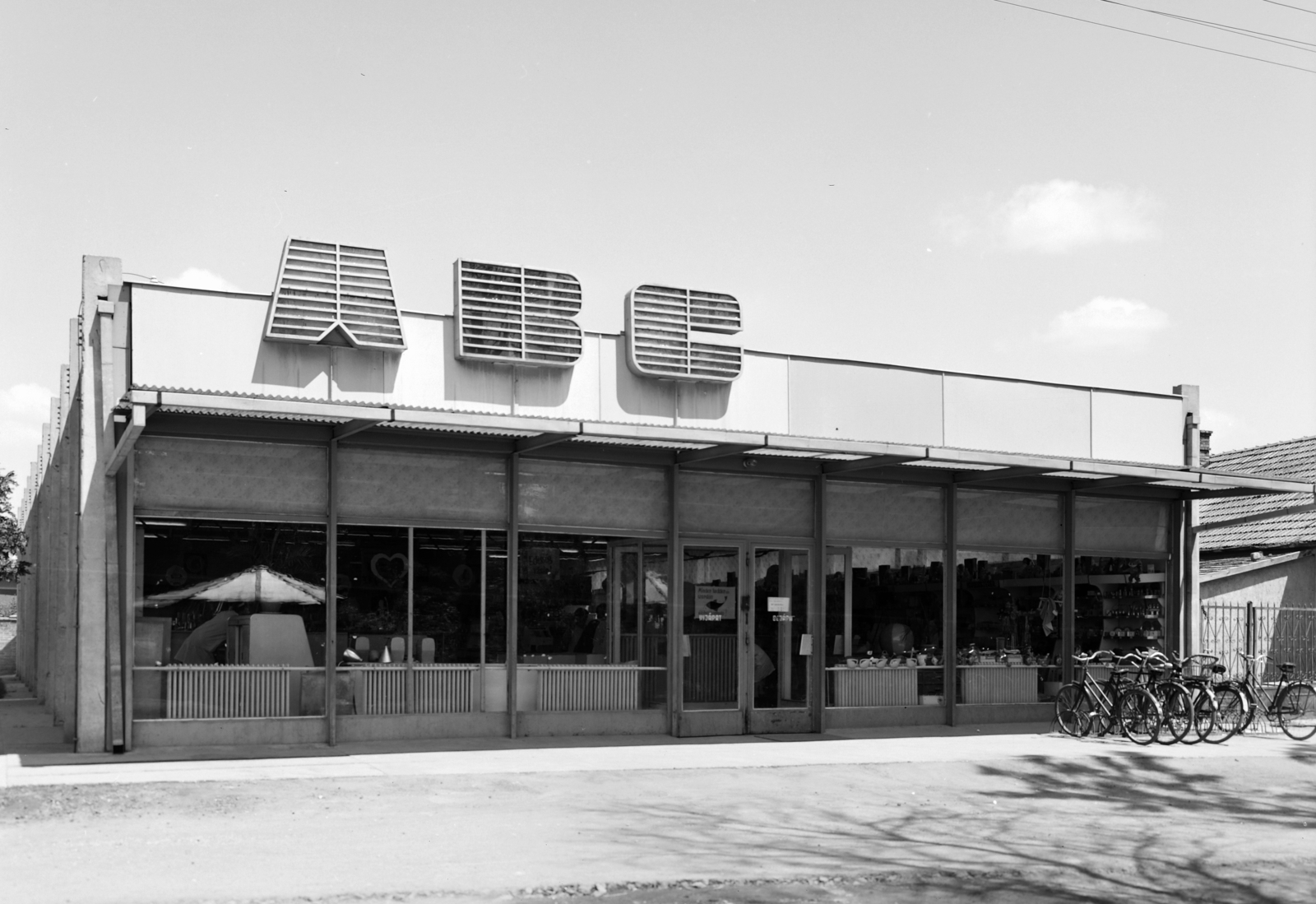 Hungary, Tápiószele, Béke úti ABC áruház, balra a Rákóczi út., 1970, FŐFOTÓ, Fortepan #214351