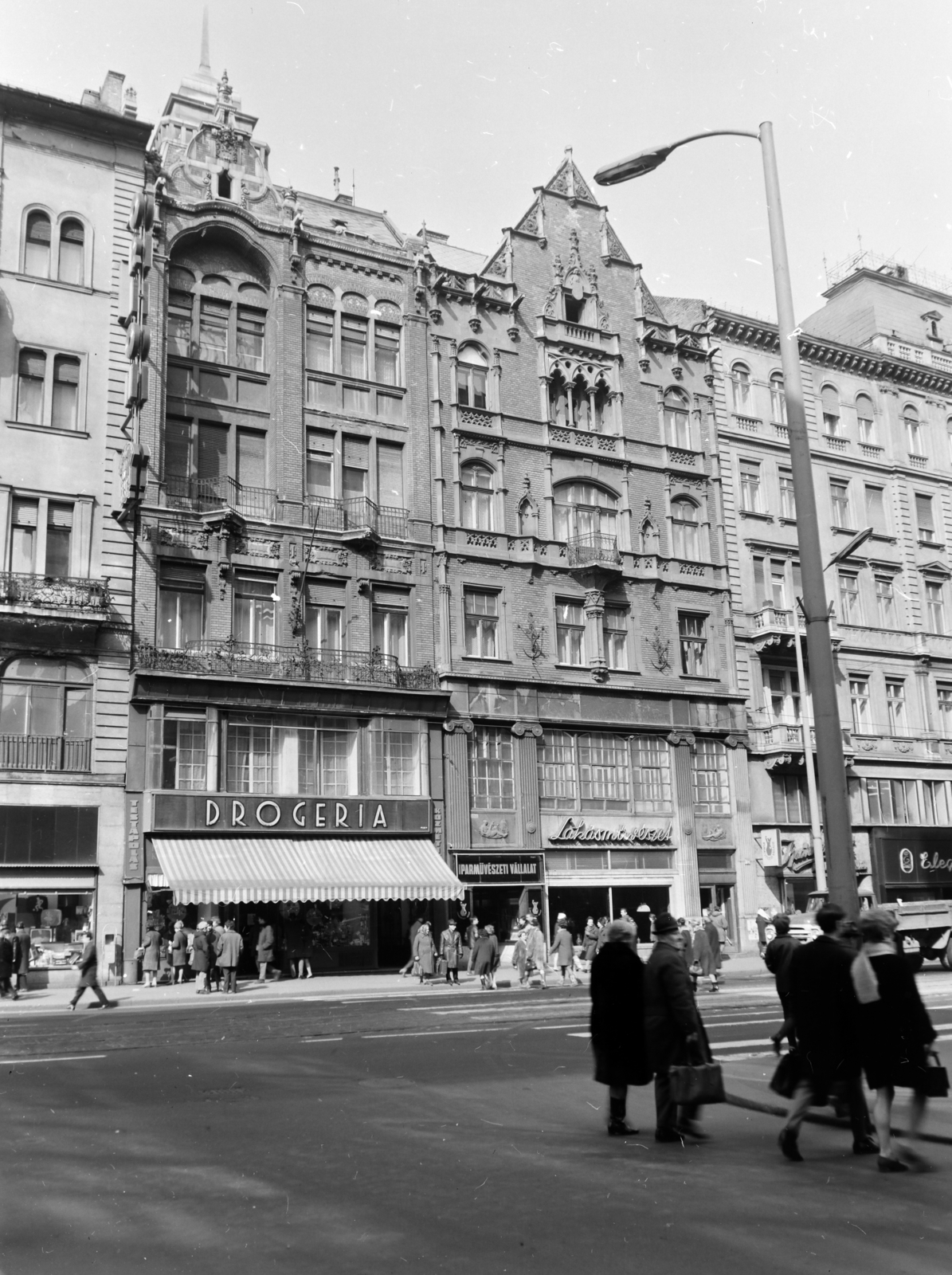 Hungary, Budapest V., a Kossuth Lajos utca házsora a Szép utcából nézve., 1970, FŐFOTÓ, drugstore, Budapest, Fortepan #214361