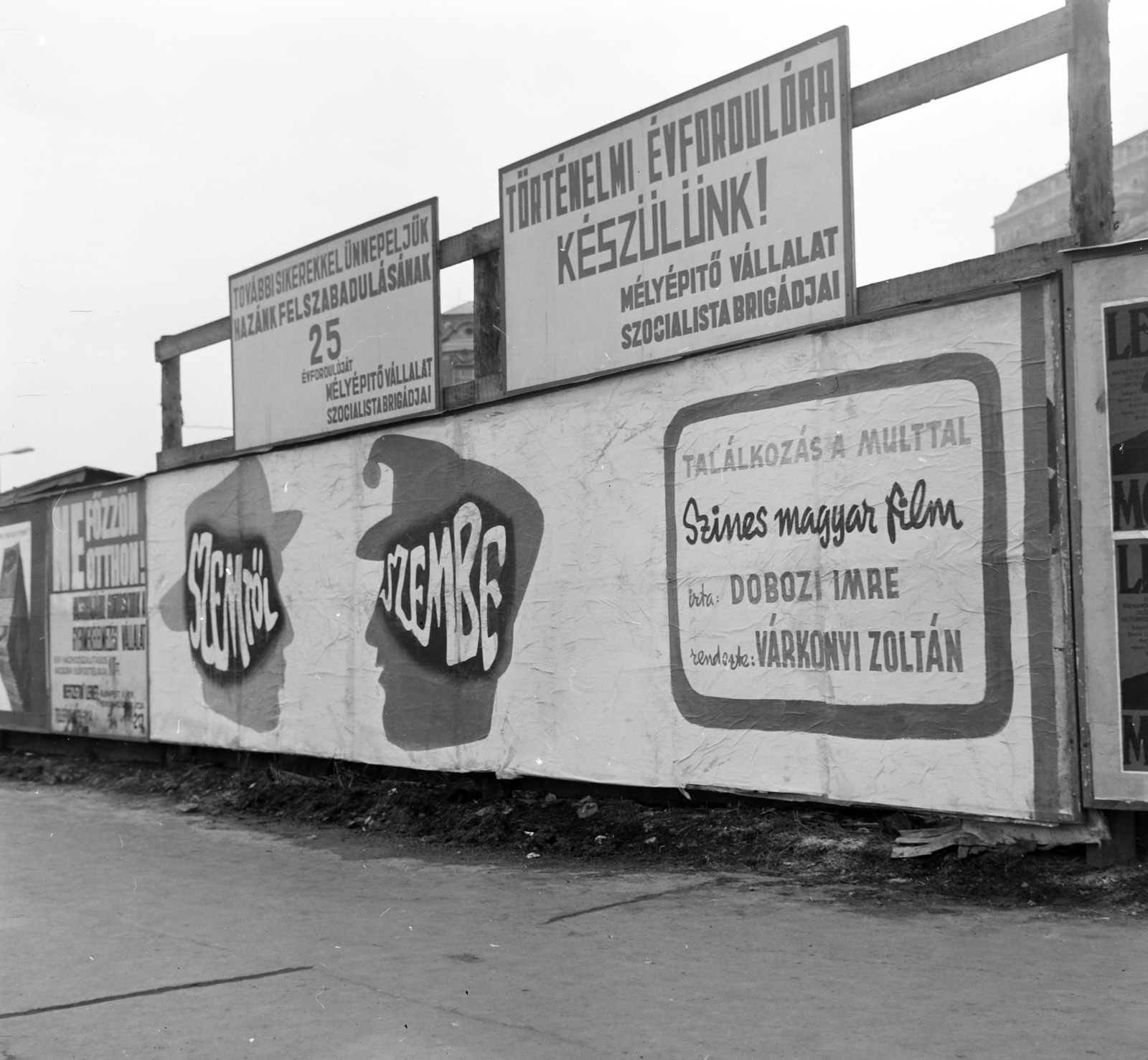 Hungary, Budapest I., Clark Ádám tér az Alagút előtt. A palánkon a Fővárosi Moziüzemi Vállalat (FŐMO) által forgalmazott film plakátja., 1970, FŐFOTÓ, Budapest, Fortepan #214368