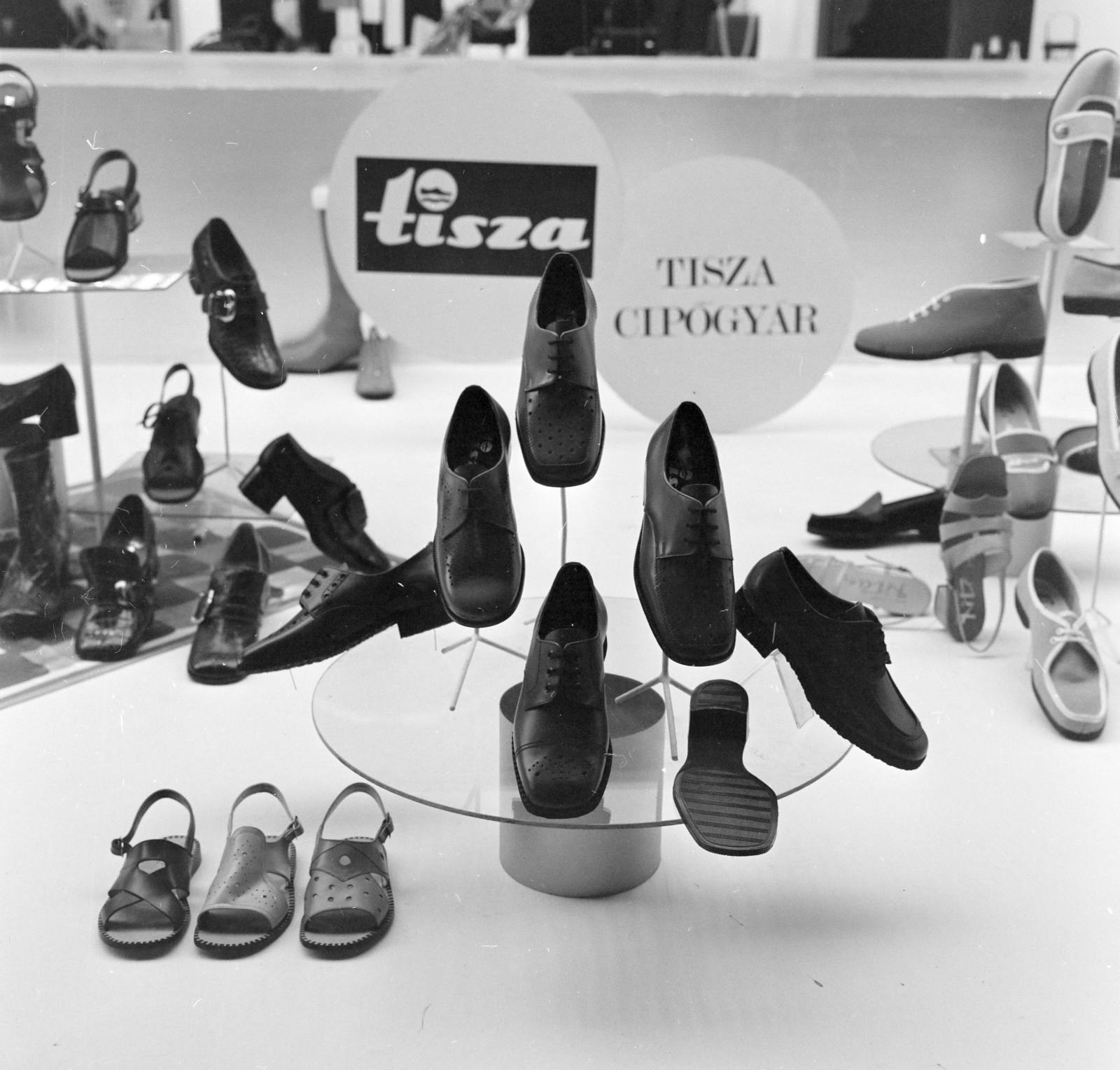 1970, FŐFOTÓ, Show window, Tisza shoes, Fortepan #214374