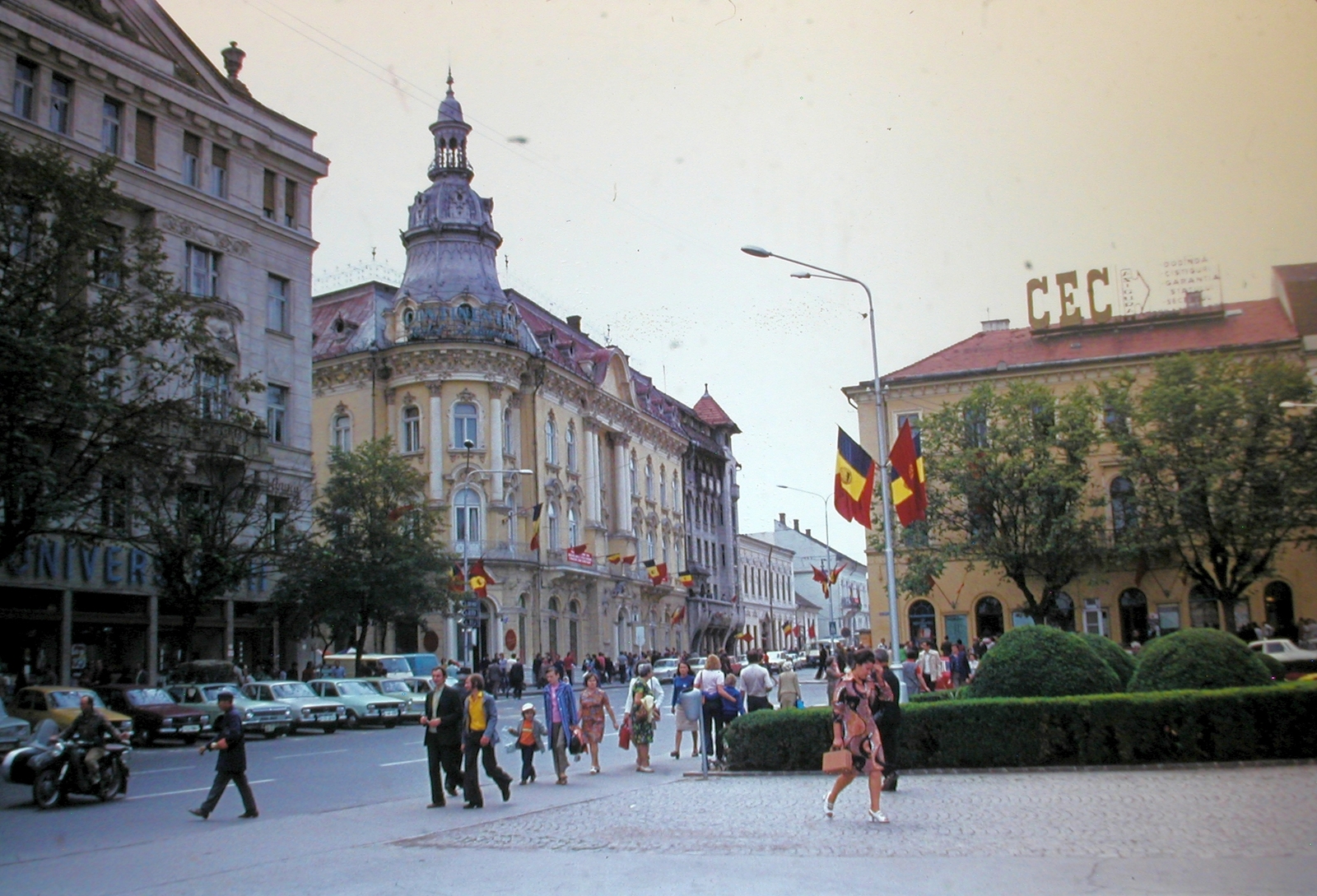 Románia,Erdély, Kolozsvár, Hotel Continental a Mátyás király térről fotózva., 1975, Fortepan, színes, zászló, utcakép, Fortepan #21443