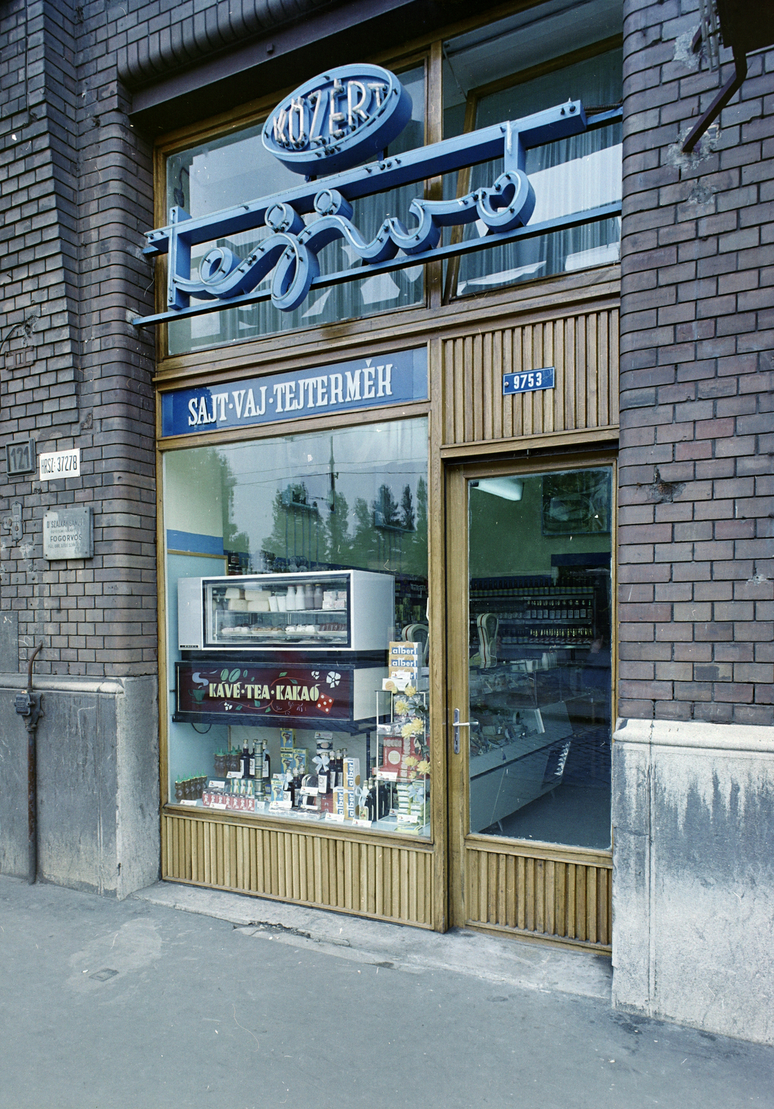 Magyarország, Budapest IX., Üllői út 121., KÖZÉRT Tejivó., 1970, FŐFOTÓ, neonreklám, neon felirat, Budapest, tejivó, Fortepan #214442