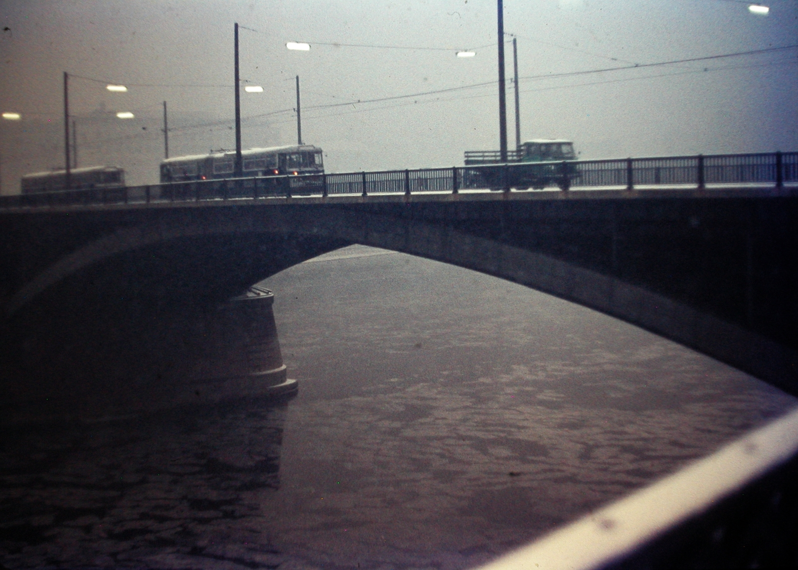 Magyarország, Budapest, Margit híd a szigeti lejárónál., 1975, Fortepan, tél, színes, autóbusz, magyar gyártmány, teherautó, Ikarus-márka, éjszaka, Ikarus 180, Fortepan #21445