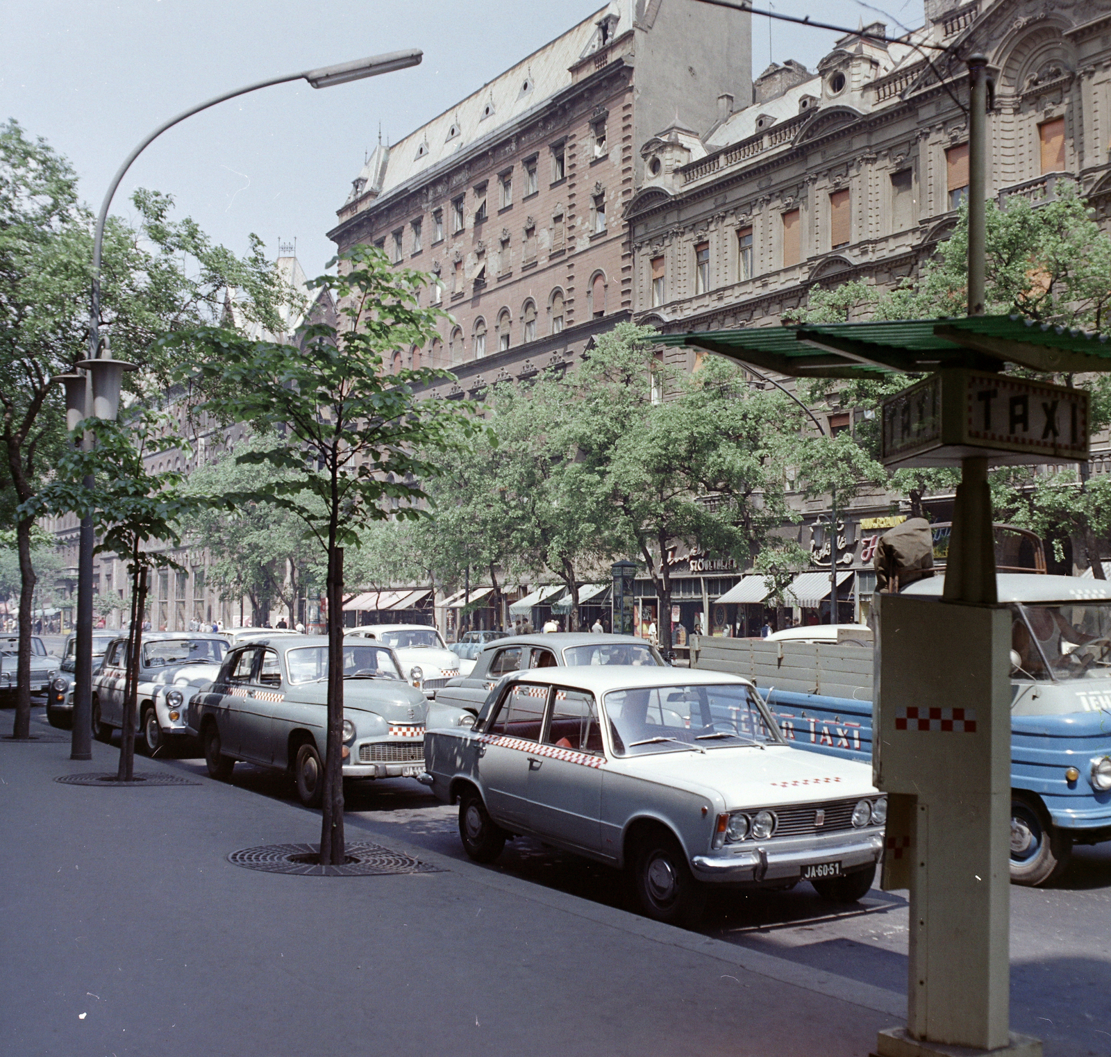 Magyarország, Budapest VII., Erzsébet (Lenin) körút, szemben kimagaslik a 17-es számú ház a Barcsay utca sarkán., 1970, FŐFOTÓ, taxi, Zuk-márka, taxiállomás, rendszám, Polski Fiat 125p, Budapest, színes, Fortepan #214456