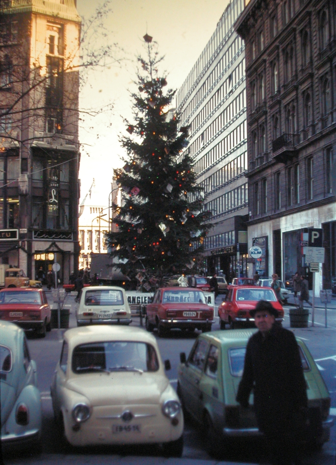 Hungary, Budapest V., Vörösmarty tér, Deák Ferenc utca, távolban az Anker-ház., 1979, Fortepan, Christmas, colorful, German brand, Soviet brand, Zastava-brand, Lada-brand, Barkas-brand, Polski Fiat-brand, Wartburg-brand, Volkswagen-brand, Dacia-brand, Polish brand, Romanian make, Volkswagen Beetle, Budapest, Fortepan #21447