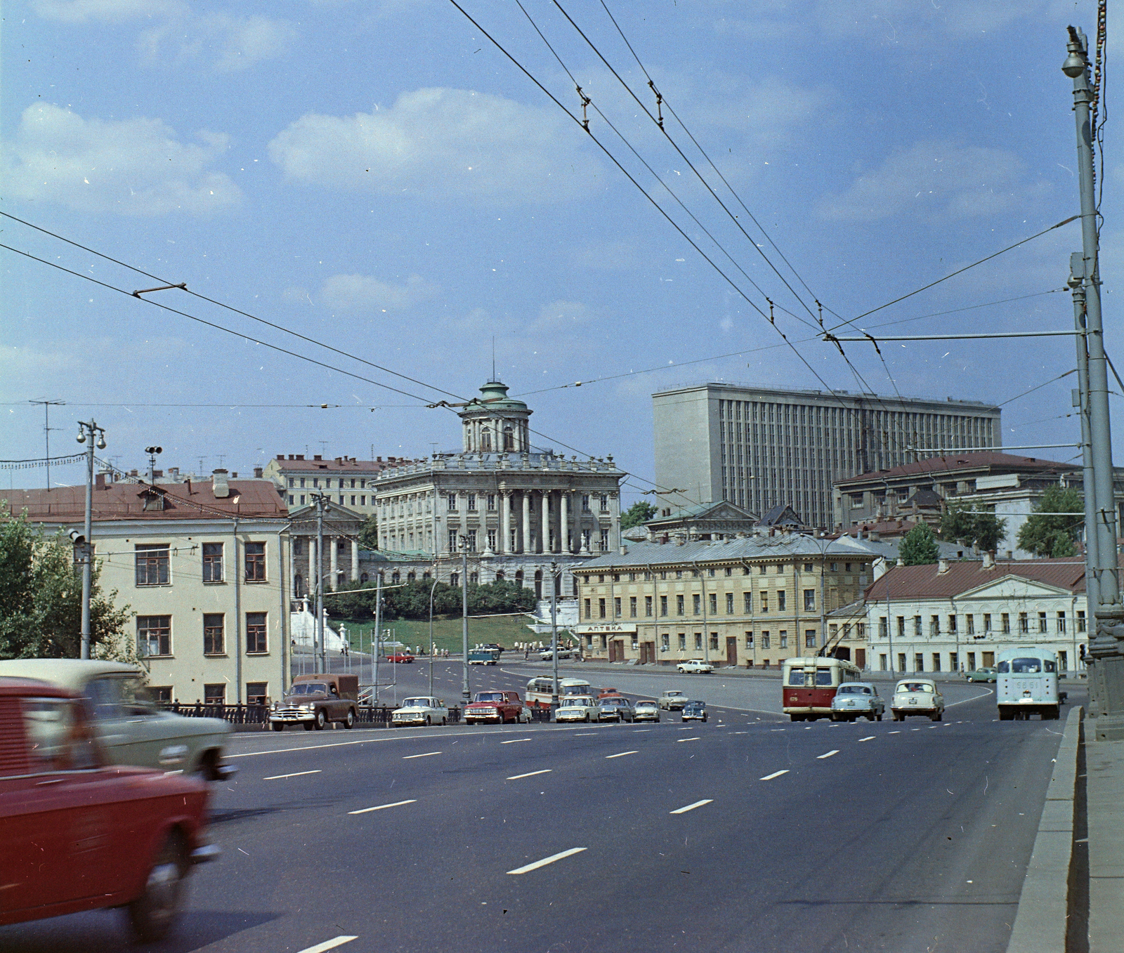 Russia, Moscow, a felvétel a Moszkva folyón átívelő Bolsoj Kamennij hídról készült. Szemben a kupolás épület a Paskov ház., 1970, FŐFOTÓ, Soviet Union, colorful, Fortepan #214477