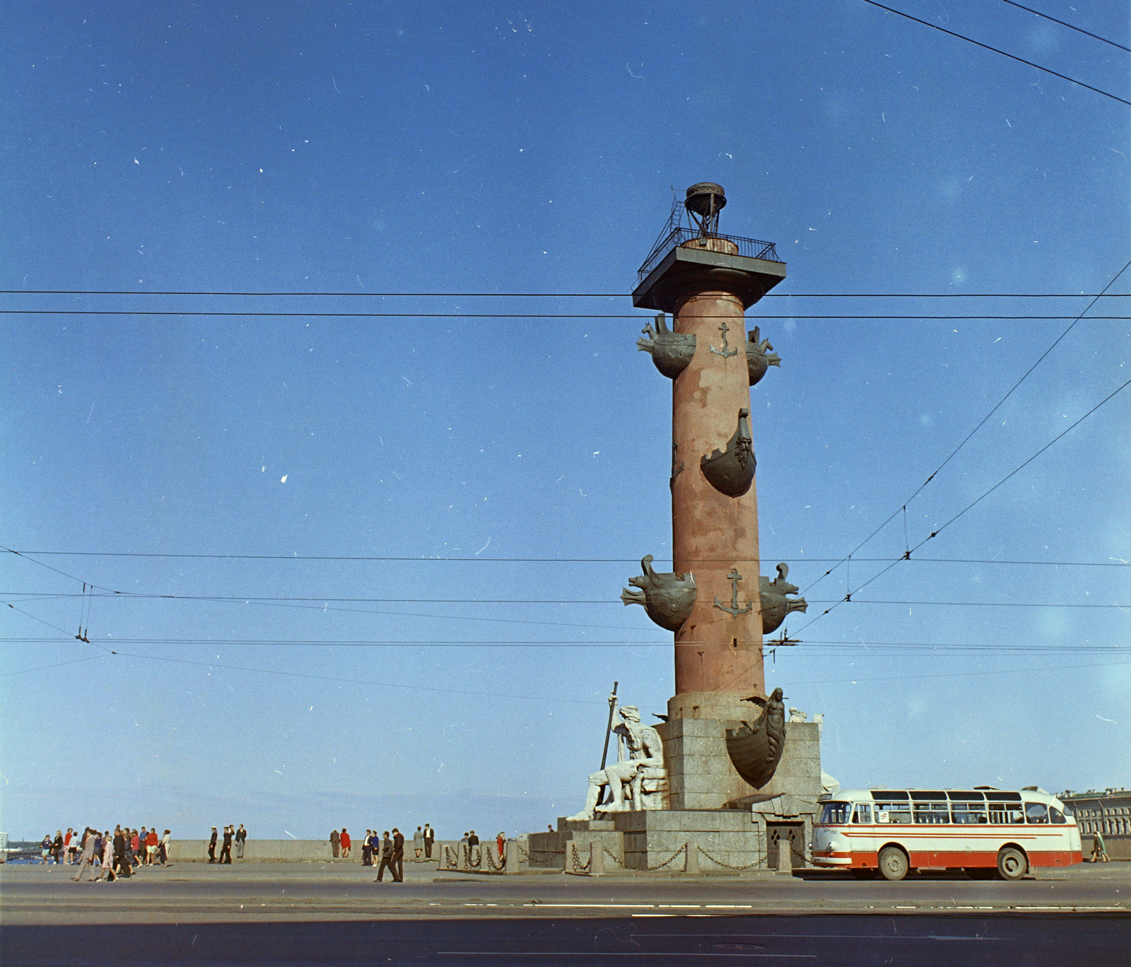 Russia, Saint Petersburg, a déli rosztrális oszlop a Haditengerészeti Múzeum, a volt Tőzsdepalota előtti téren., 1970, FŐFOTÓ, Soviet Union, colorful, Fortepan #214478