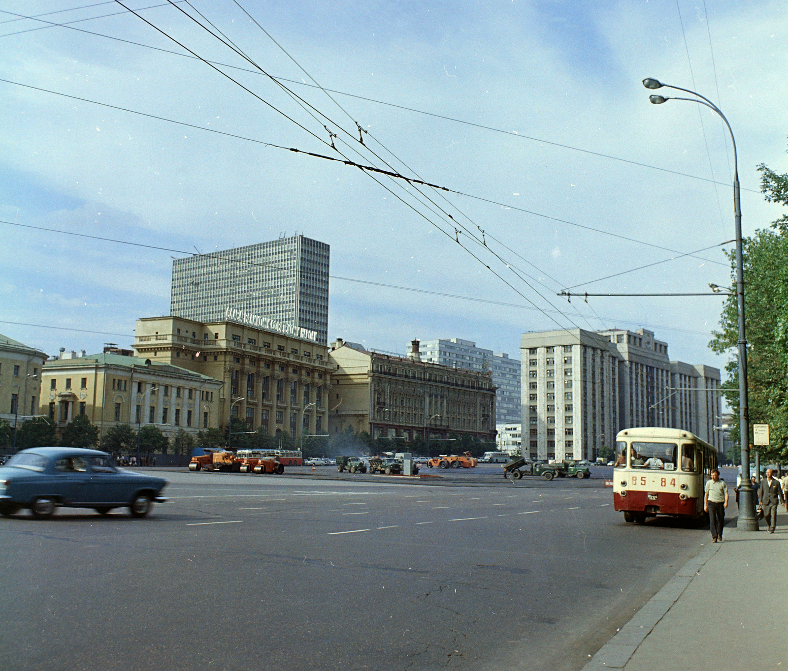 Russia, Moscow, Manézs tér (plosagy 50-letija Oktjabrja) az ulica Ohotnij Rjad (proszpekt Marksza) felé nézve, szemben a Hotel National., 1970, FŐFOTÓ, Soviet Union, colorful, Fortepan #214479