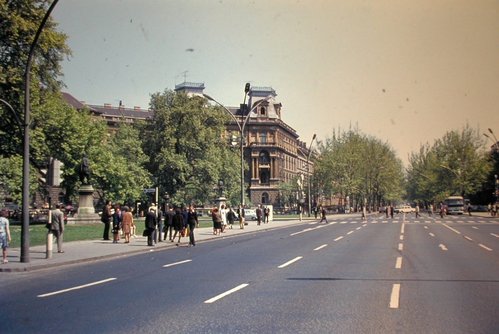 Hungary, Budapest VI., Andrássy út (Népköztársaság útja) a Kodály köröndnél a Hősök tere felé nézve. A téren Szondi György és Balassi Bálint szobra., 1973, Fortepan, colorful, Hungarian brand, sculpture, street view, genre painting, Skoda-brand, Ikarus-brand, bus stop, lamp post, neon lights, Budapest, Gyula Bukovics-design, bus, Fortepan #21448