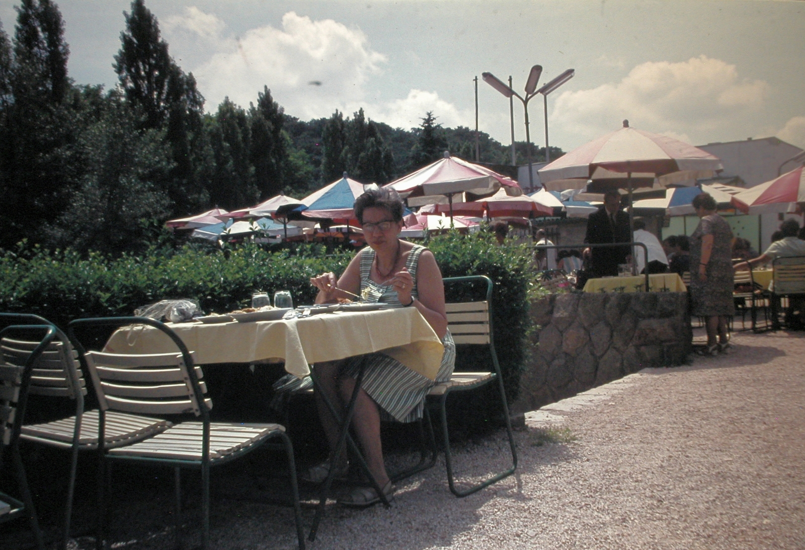 Hungary, Budapest II., Gyermekvasút (Úttörővasút) Szépjuhászné (Ságvári liget) állomása, utasellátó étterem terasza., 1979, Fortepan, hospitality, colorful, meal, holiday, sunshades, glasses, restaurant, place, garden furniture, neon lights, Children's railway, Budapest, Fortepan #21449