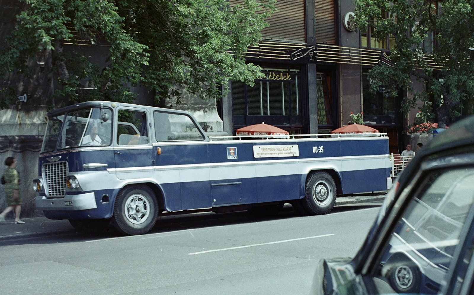 Hungary, Budapest V., Széchenyi István (Roosevelt) tér 5., Gresham Mackó büfé., 1970, FŐFOTÓ, colorful, bus, Ikarus-brand, BKV-organisation, Ikarus 620, sightseeing, Budapest, convertible, Fortepan #214492